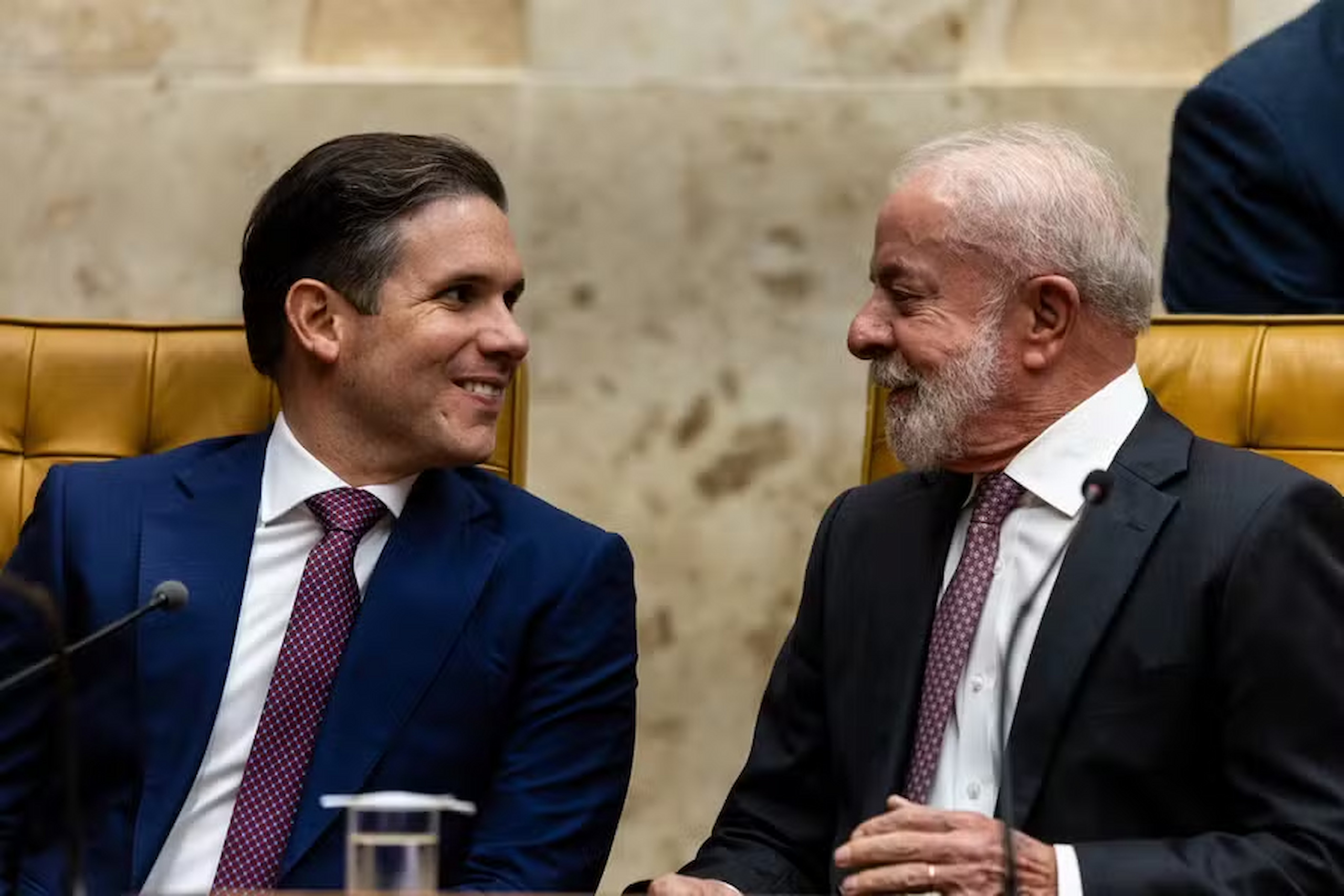 Hugo Motta amplia aproximação com Lula e atua para reduzir crise com Alcolumbre