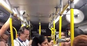 Passageiros perseguem suspeito e recuperam celular roubado em ônibus no Centro do Rio; vídeos
