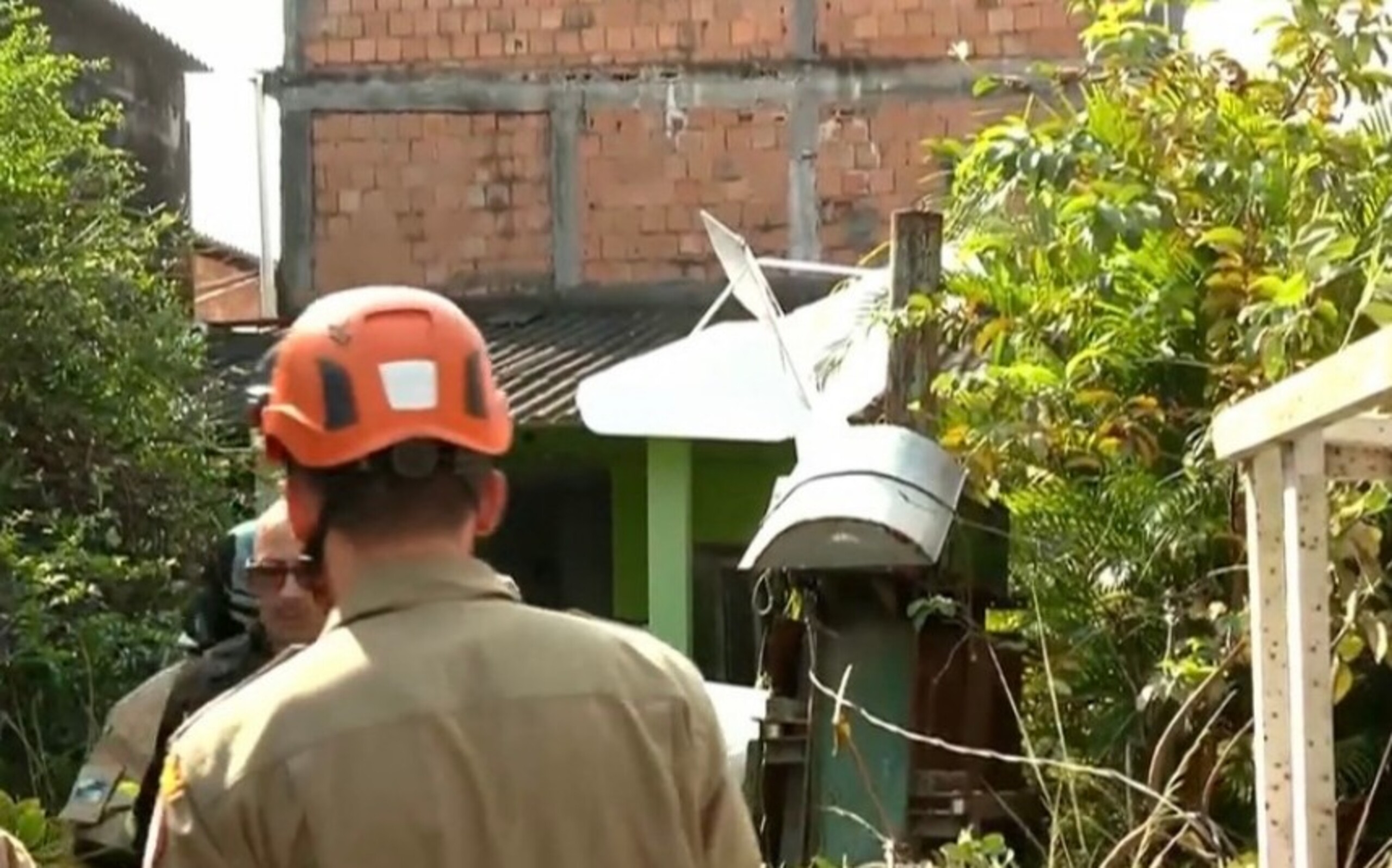 Avião de pequeno porte cai sobre casa em Nova Iguaçu e piloto morre
