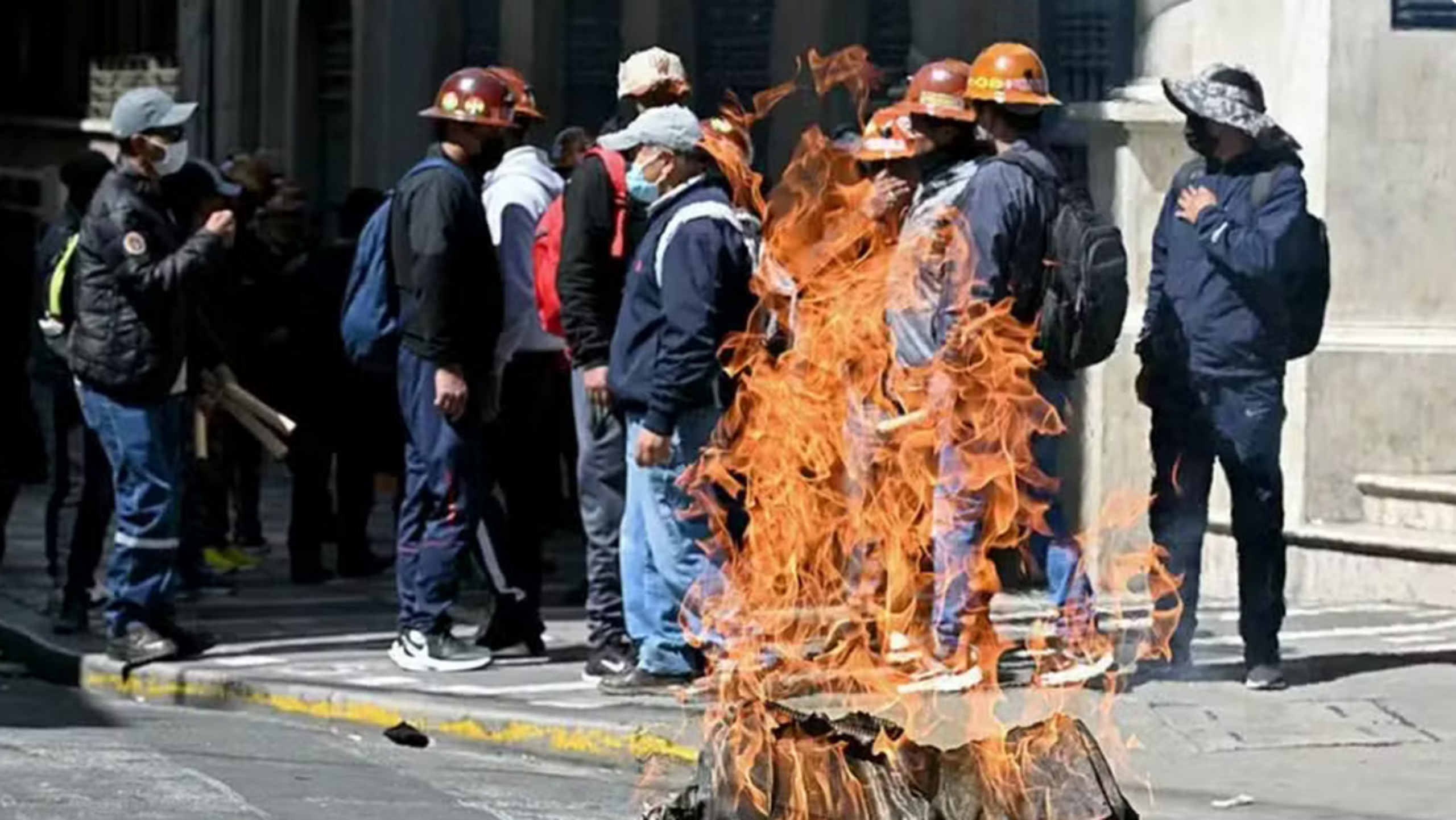 Bolívia vive escalada de protestos e manifestantes pedem renúncia do presidente Rodrigo Paz; entenda a crise