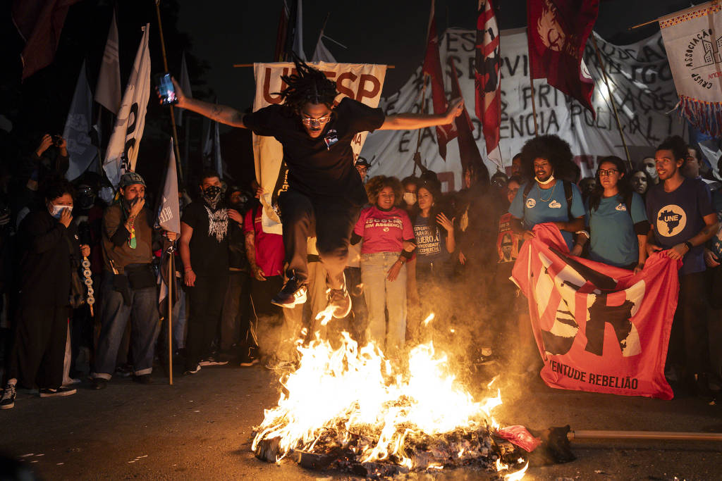 Protesto de estudantes da USP, Unicamp e Unesp pressiona Tarcísio por verbas e critica ação da PM