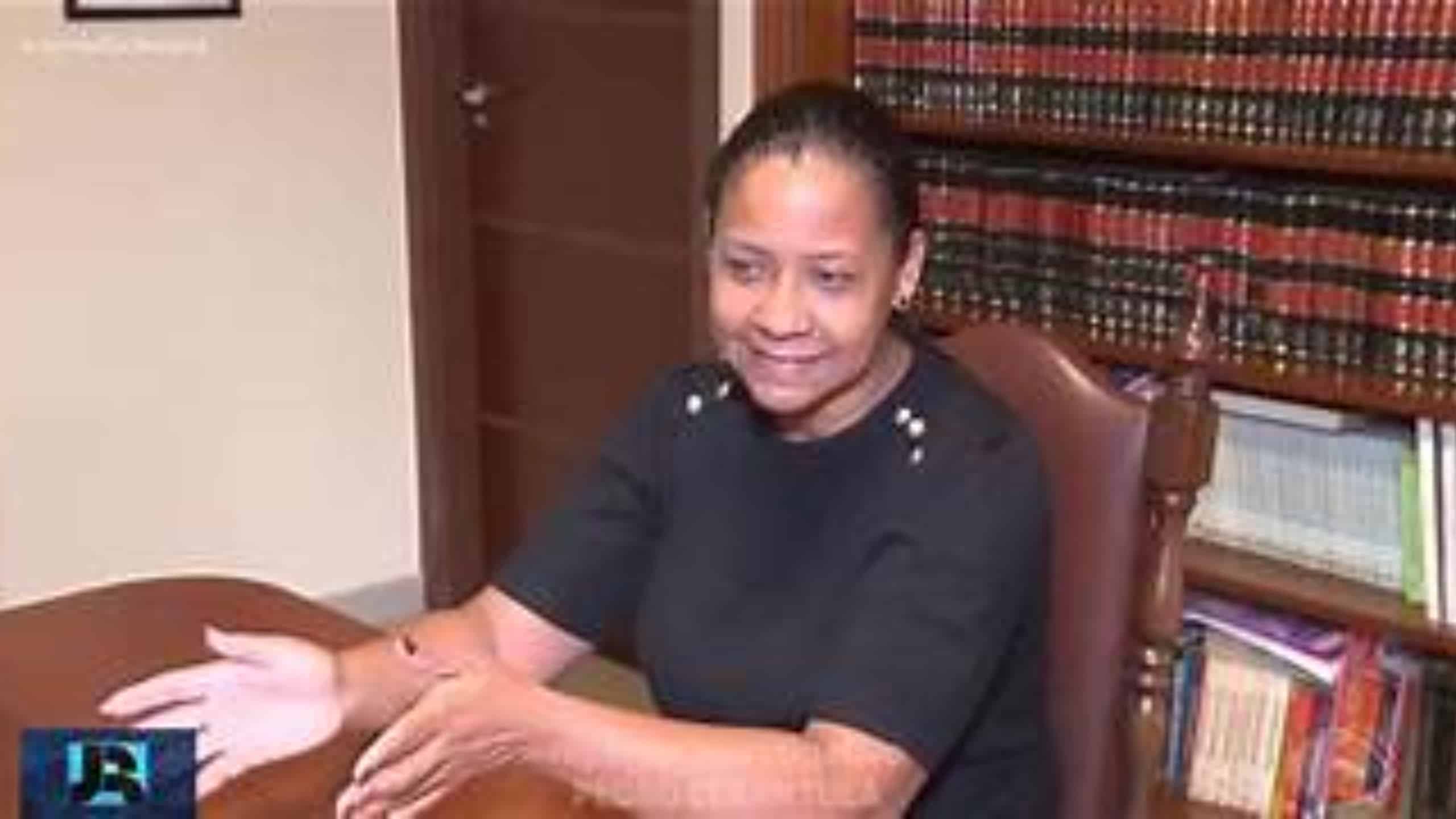 Deolane Bezerra é acusada por ex-diarista de manter montes de dinheiro espalhados pela casa