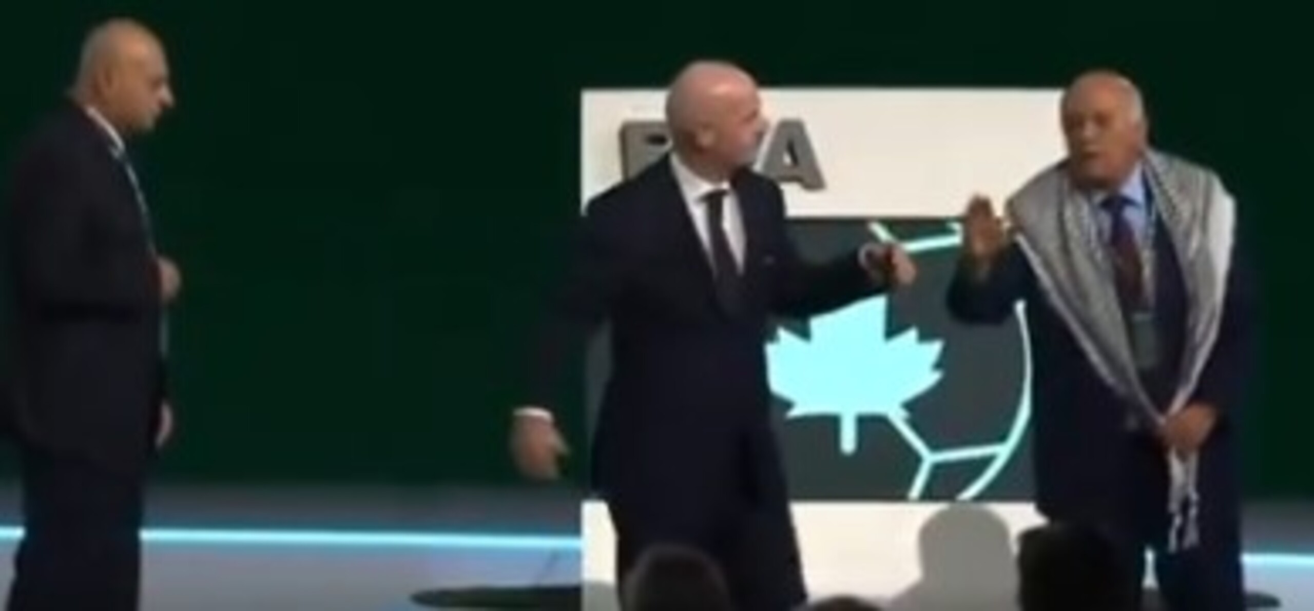 Vídeo: Dirigente palestino recusa apertar mão de israelense em evento da Fifa