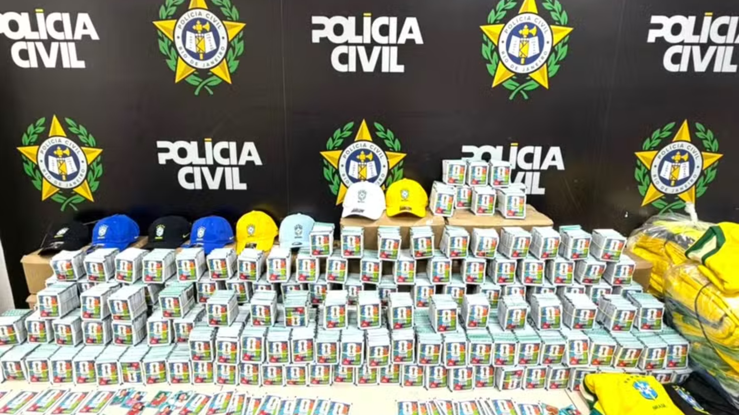 Polícia Civil apreende 200 mil figurinhas falsas da Copa em ônibus na Baixada Fluminense