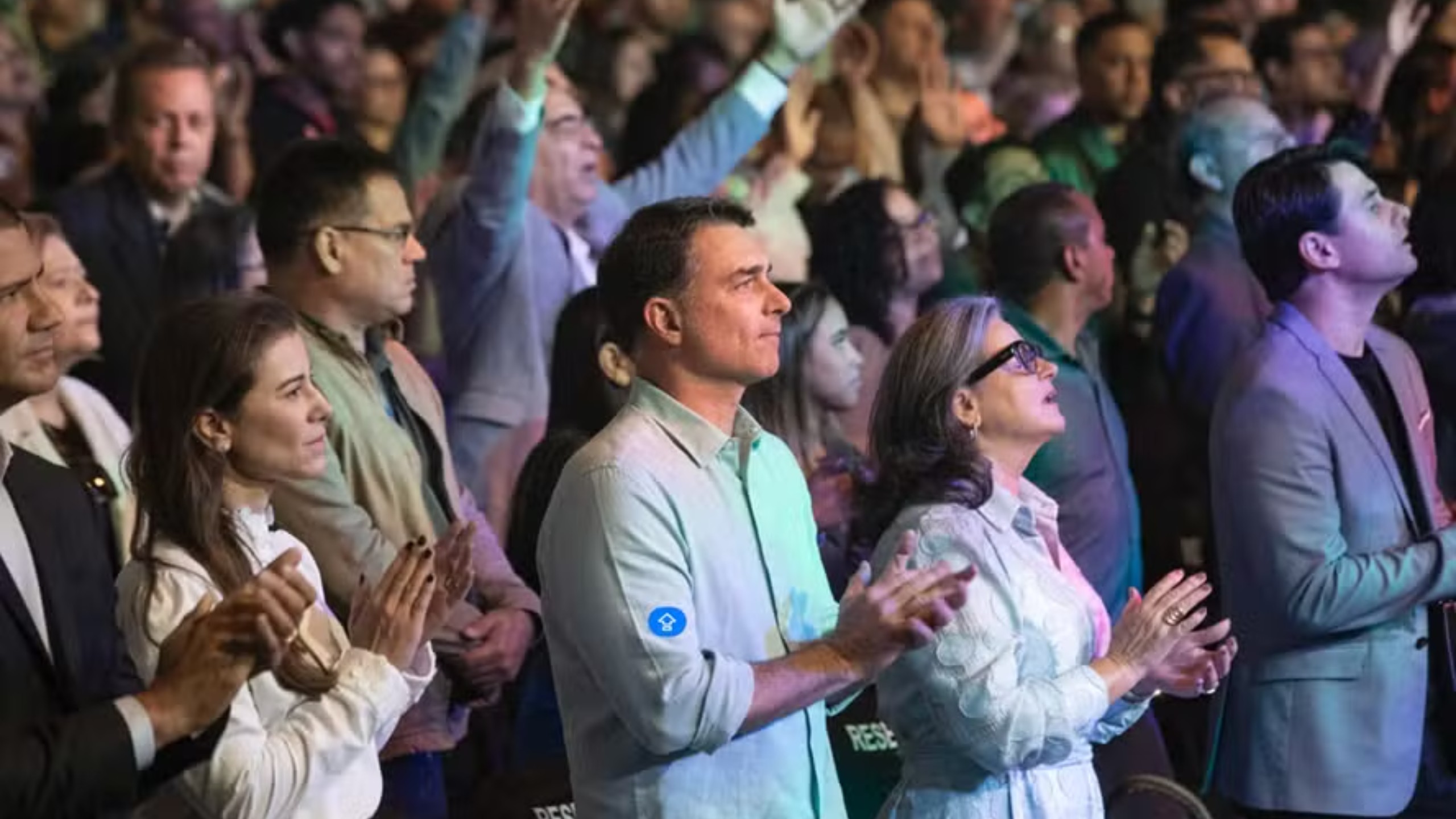 Flávio Bolsonaro participa da Marcha para Jesus no Rio em meio à crise envolvendo Daniel Vorcaro