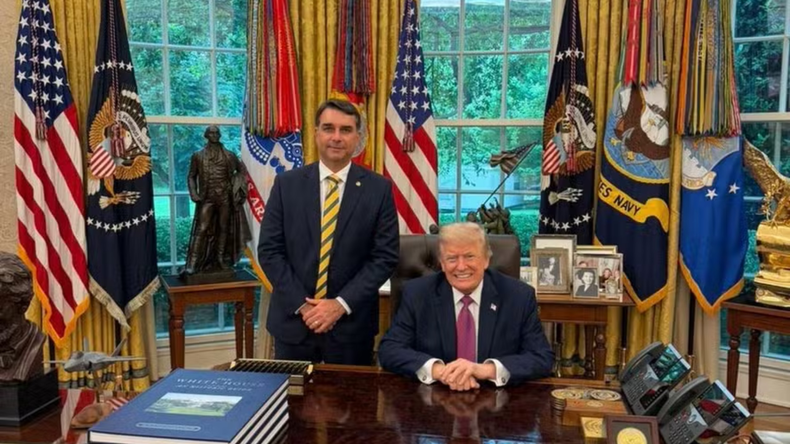 Apreensão na Casa Branca, camisa da Seleção barrada e incertezas marcaram encontro de Flávio com Trump