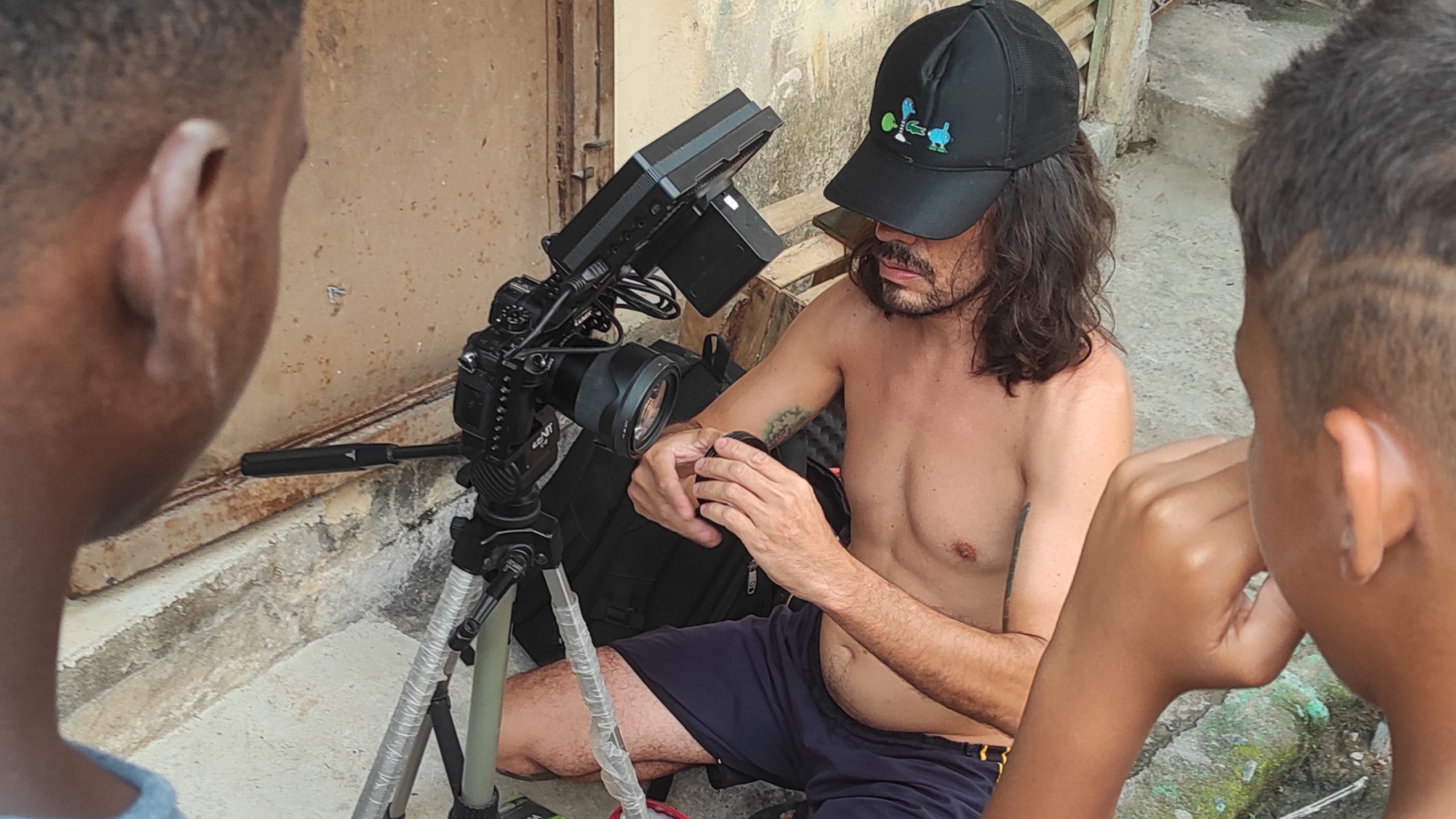 Lentes da periferia: projetos ampliam acesso ao cinema nas comunidades do Rio 