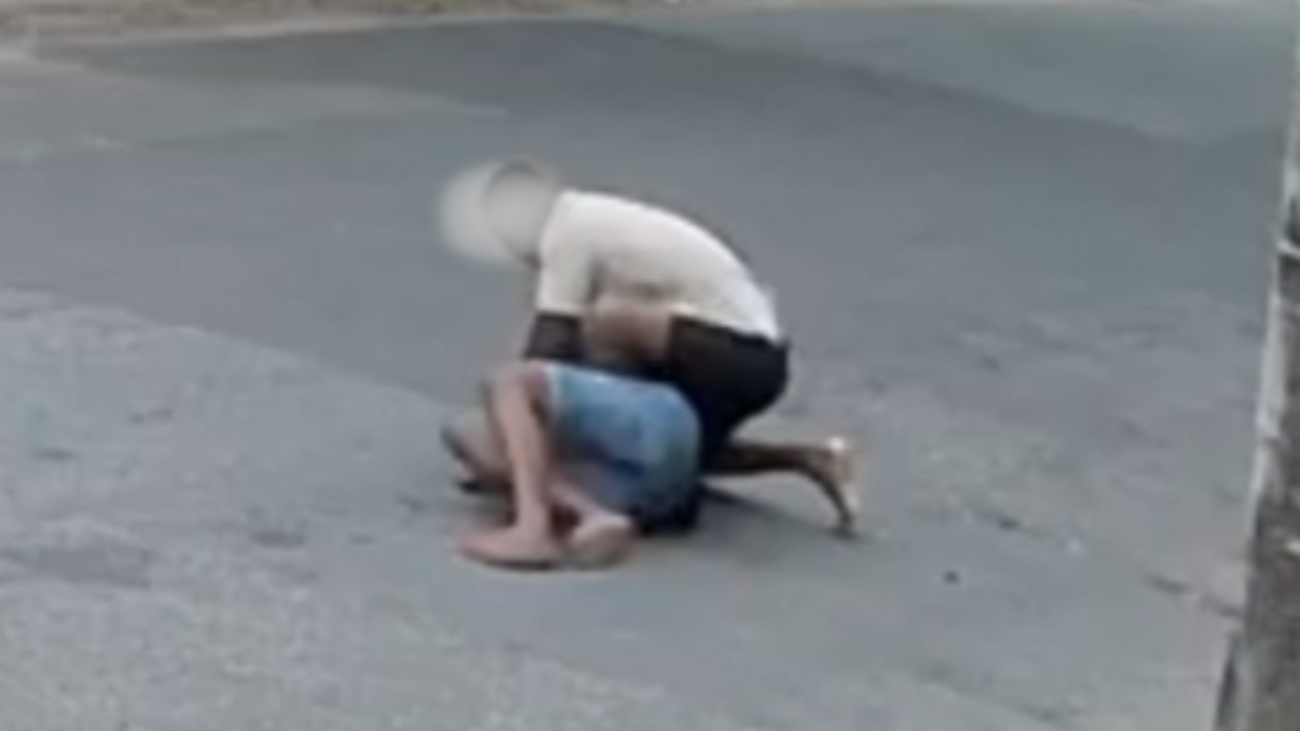 Vídeo: motociclista reage a assalto e toma arma de criminoso no Campinho