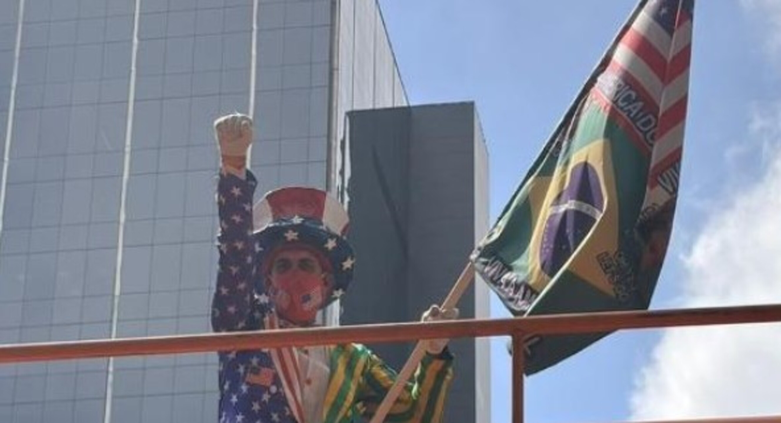 Vídeo: Ato pelo 1º de Maio organizado pela direita flopa e leva cerca de 50 pessoas à Avenida Paulista