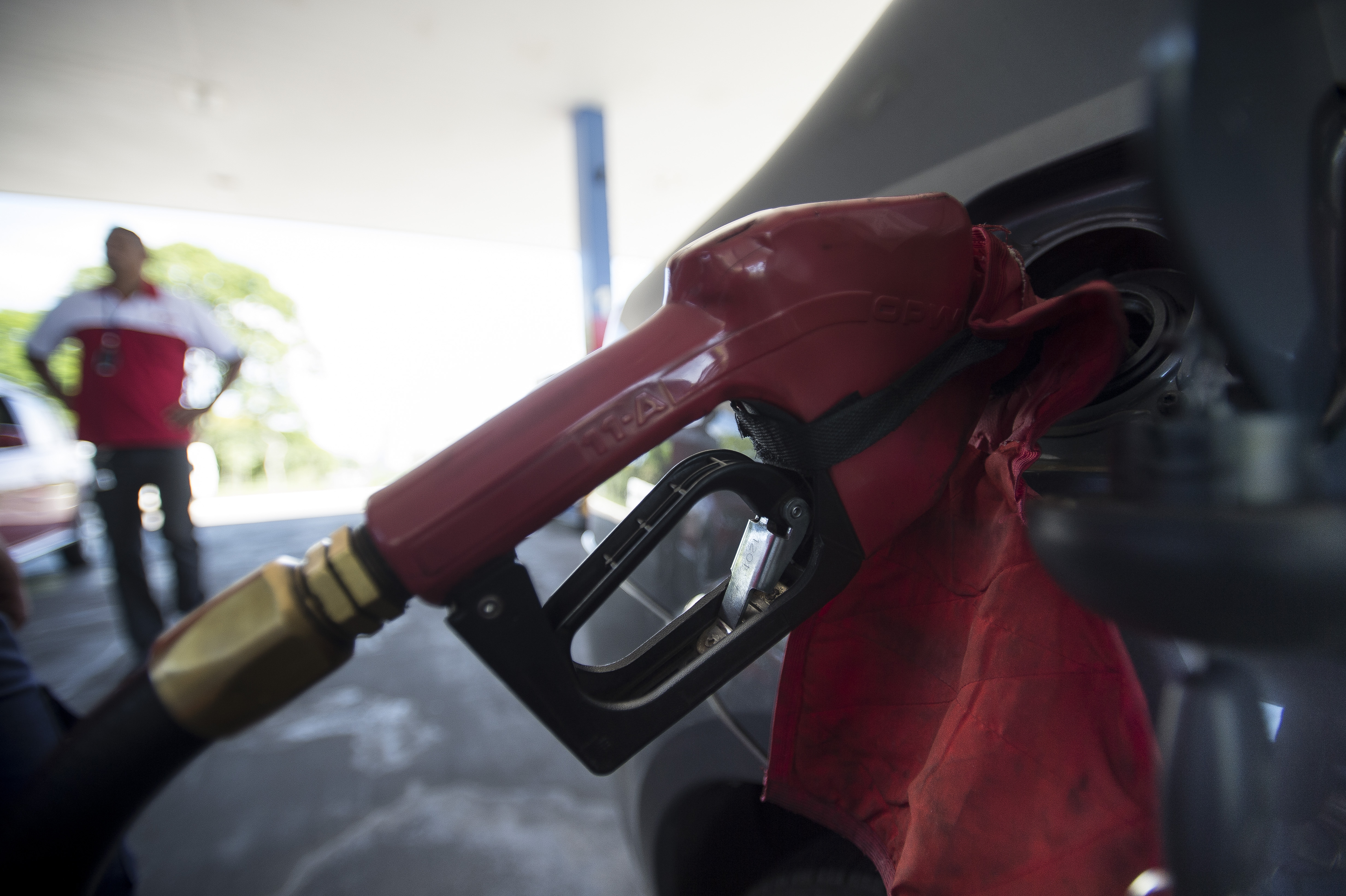 Governo federal vai anunciar medida provisória para  conter alta da gasolina