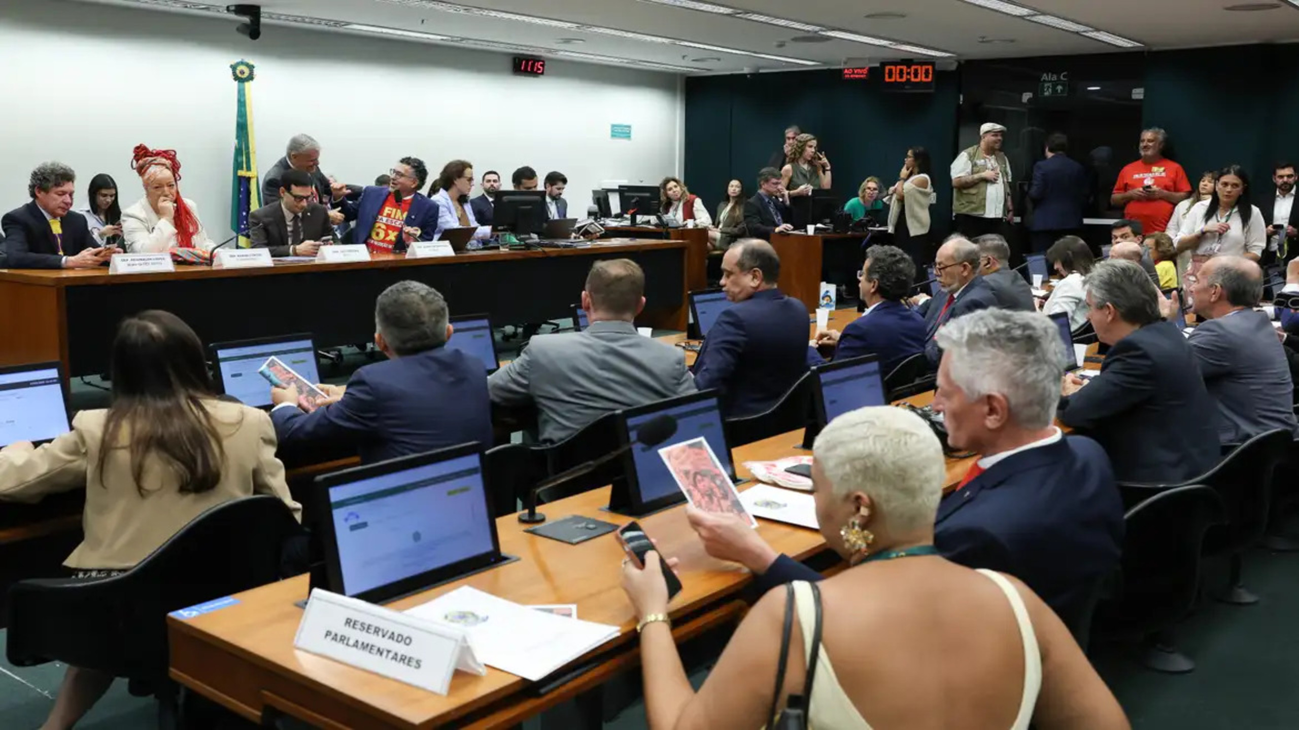 Comissão da Câmara aprova PEC que acaba com escala 6×1; texto vai a plenário nesta quarta