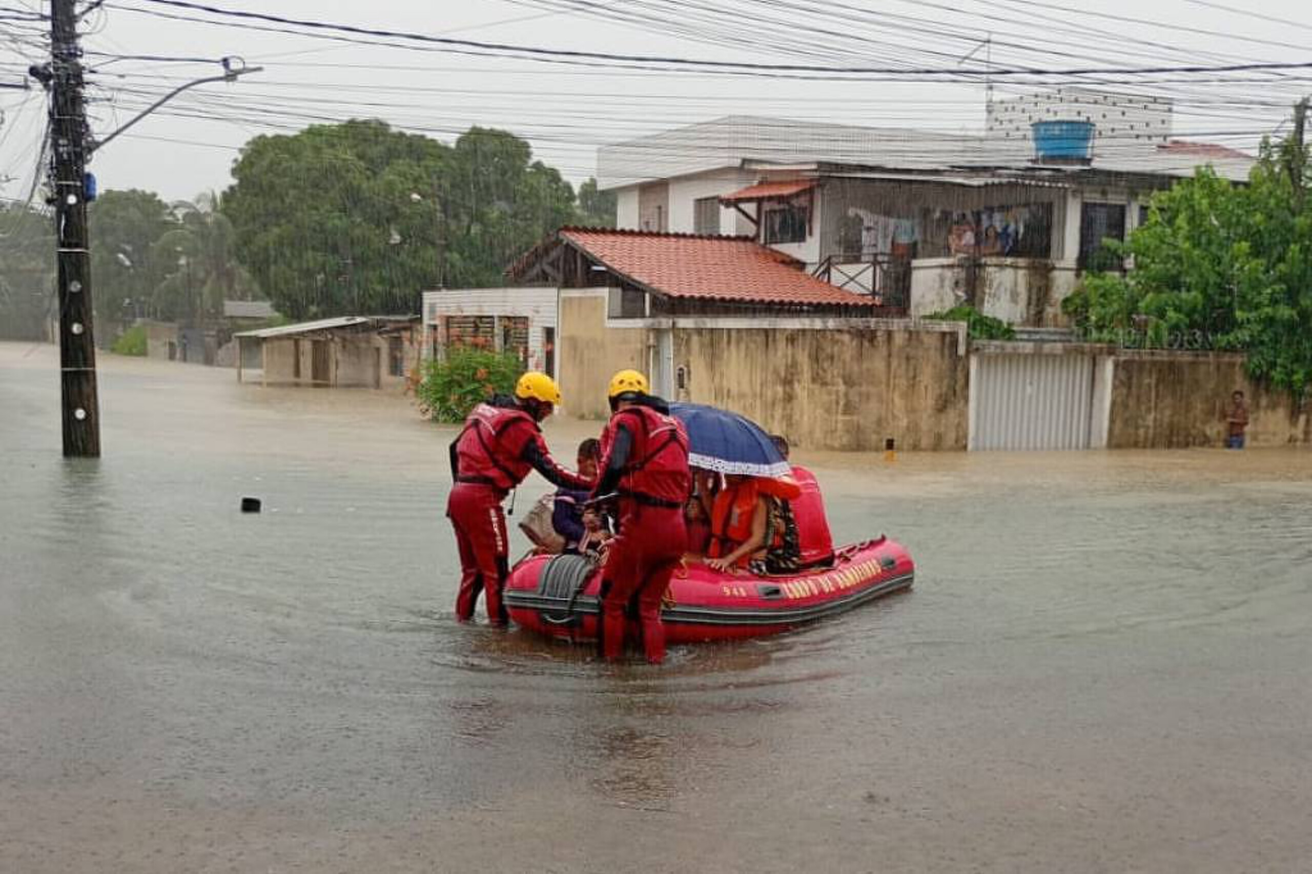 Chuvas intensas soterram duas pessoas e deixam mais de 80 sem casa no Grande Recife