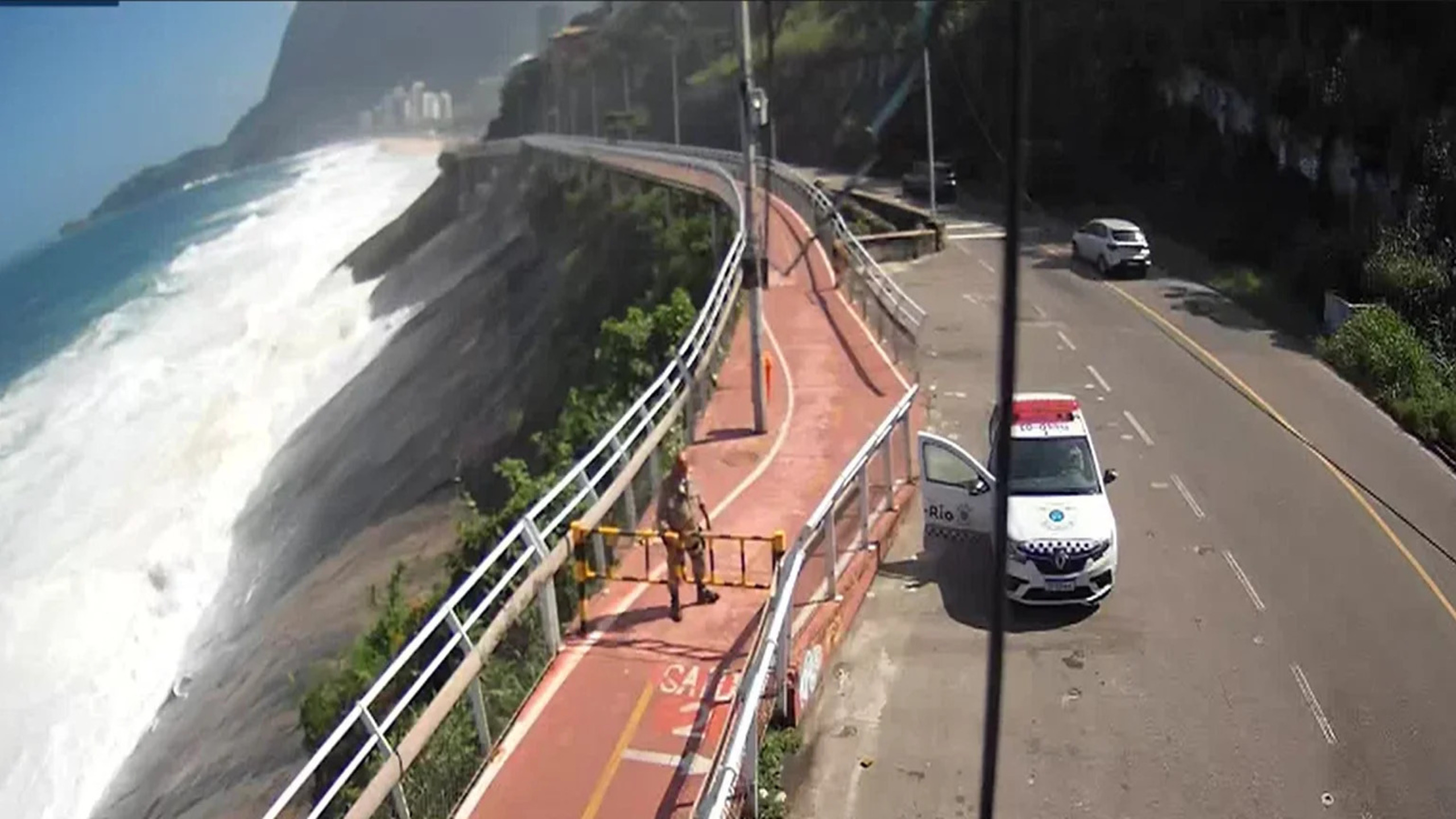 Ciclovia Tim Maia é interditada devido a ressaca com ondas acima de 2 metros