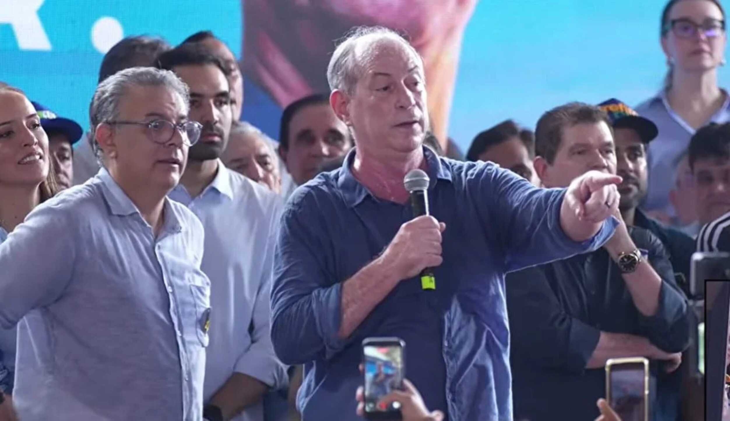 Vídeo: Ciro Gomes confunde gesto de apoiador com símbolo do CV e ameaça de prisão