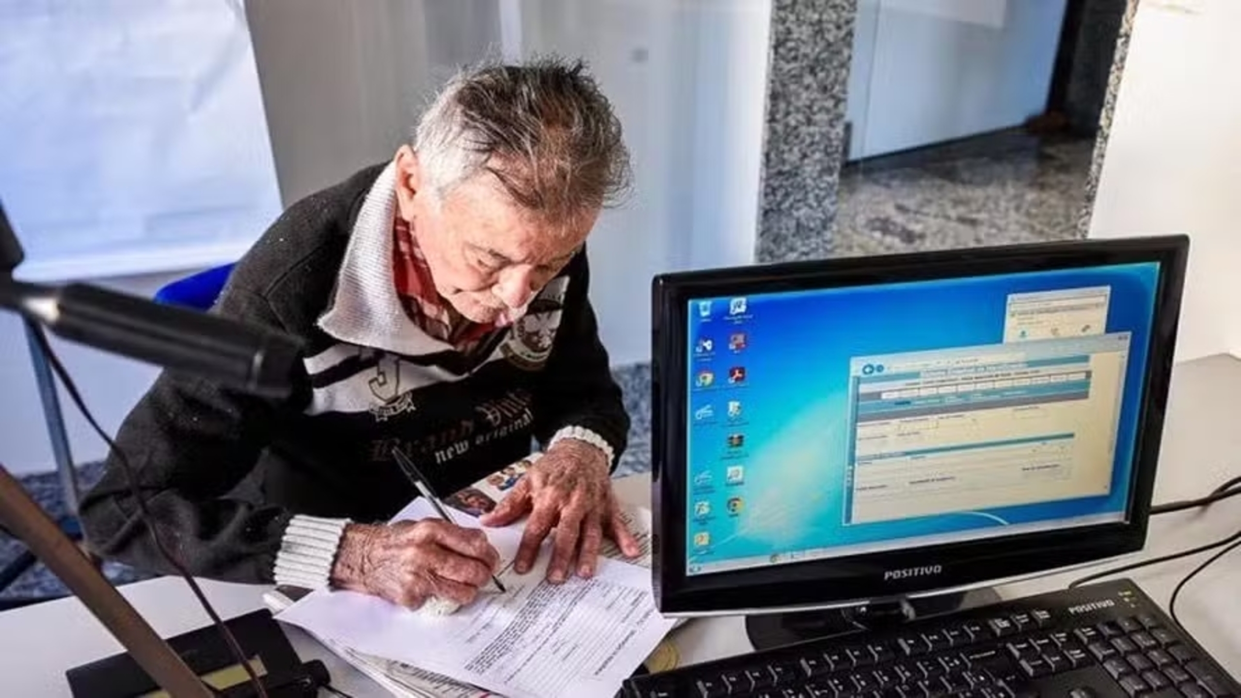 Detran RJ abre postos neste sábado para que idosos e PcDs emitam nova identidade