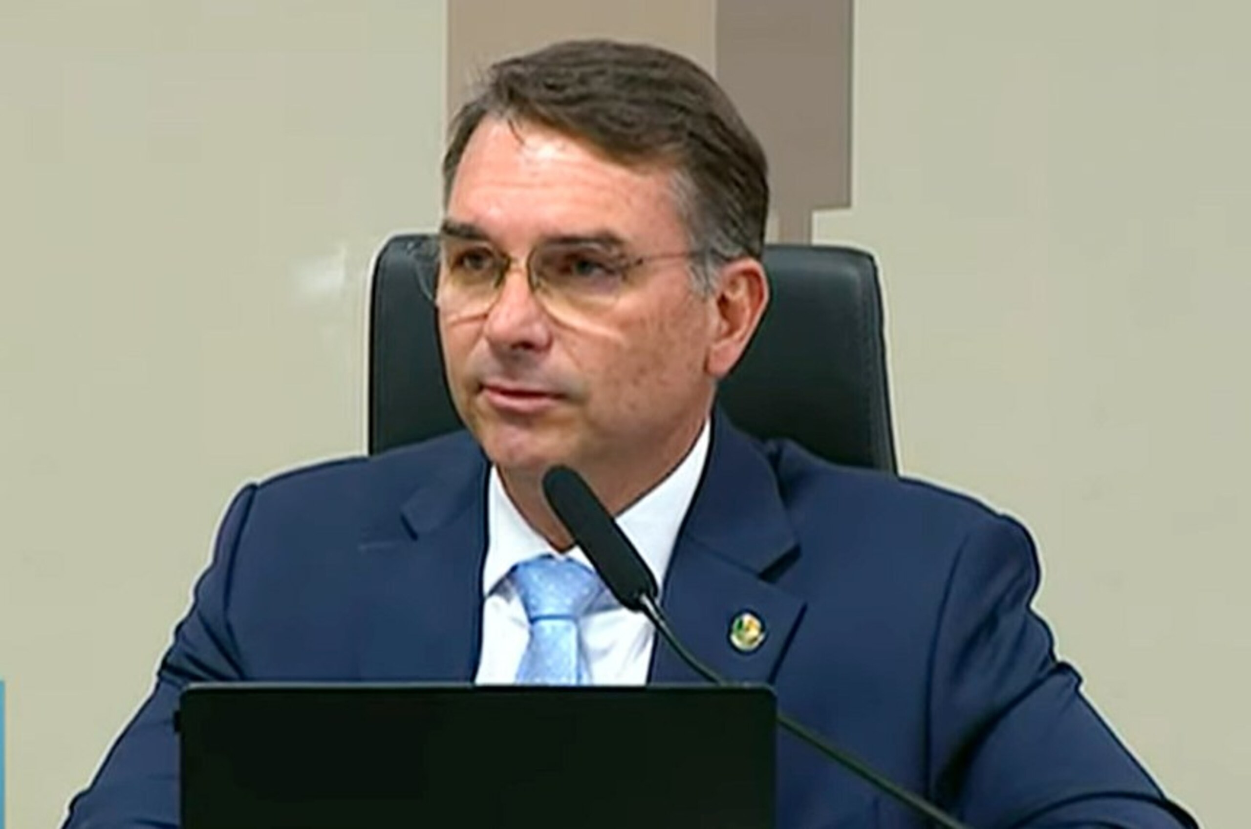 ‘Pega ladrão’: Flávio Bolsonaro é alvo de protestos em evento da PM no Rio; vídeo