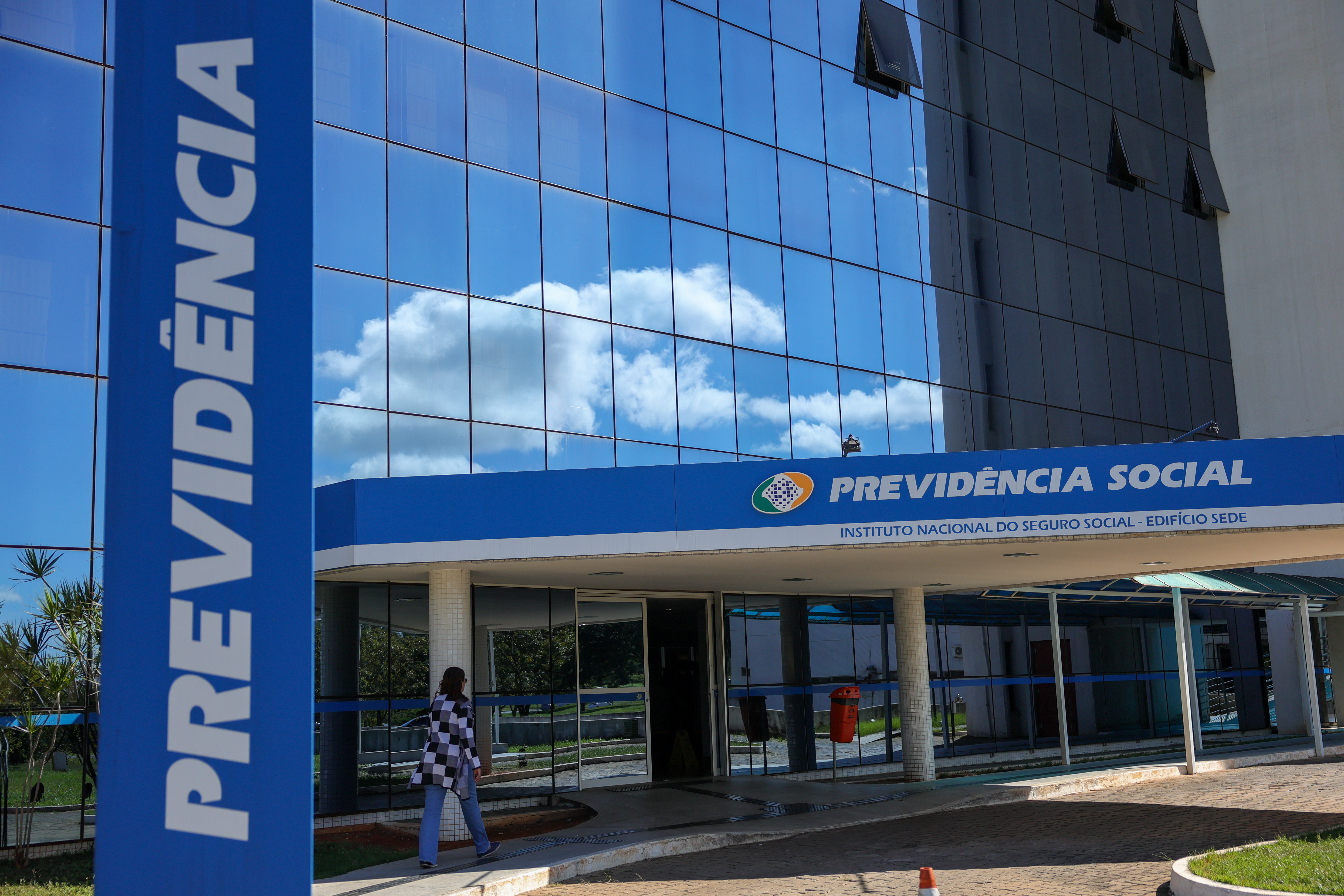Bancos criticam suspensão do consignado do INSS e alertam para impactos sociais