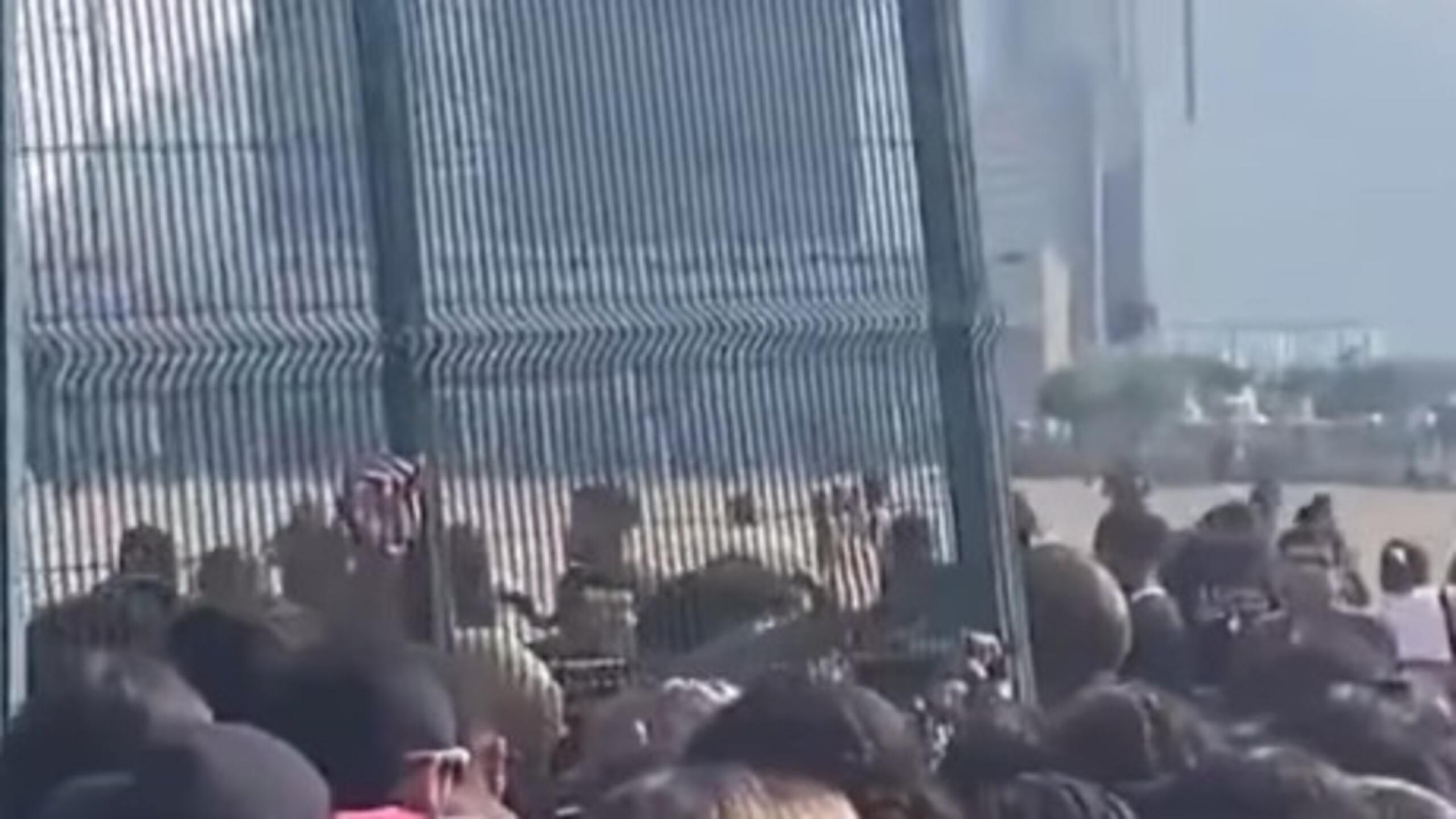 Vídeo: Fãs de Luan Santana forçam entrada no Parque Olímpico antes de show no Rio