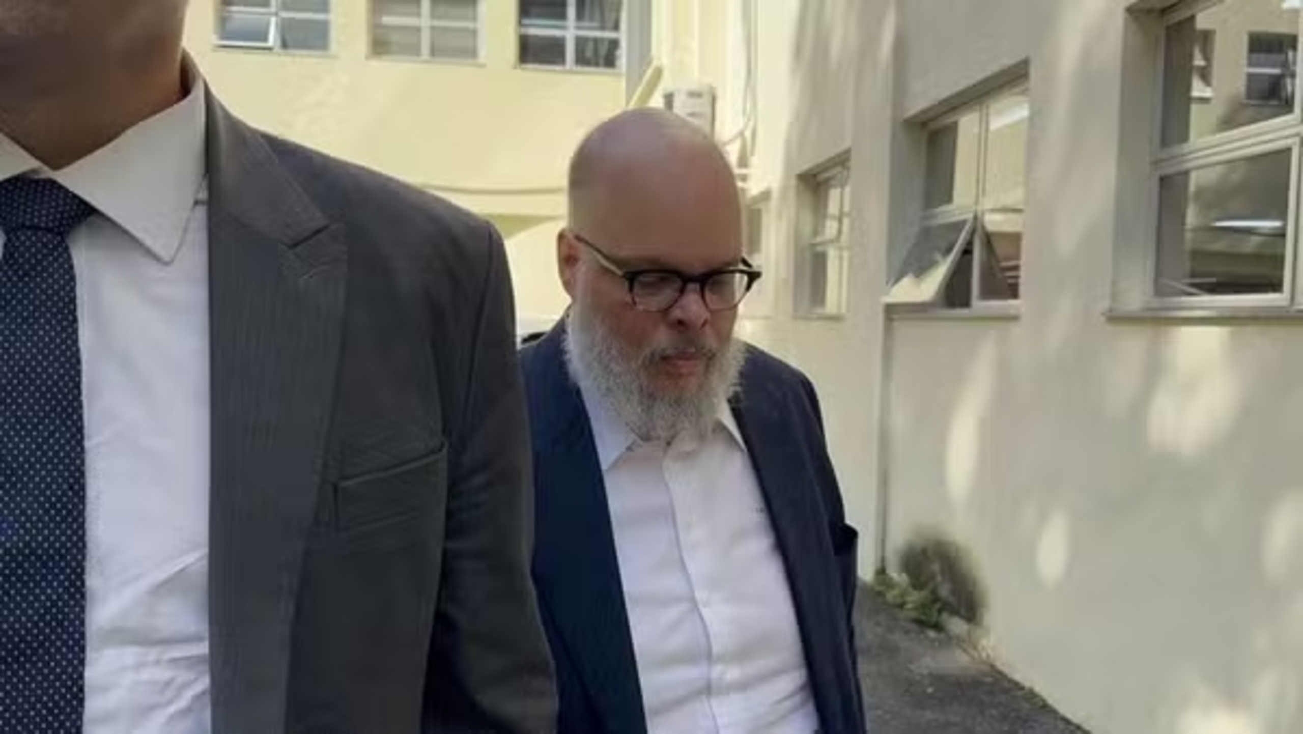 Ed Motta presta depoimento sobre confusão em restaurante da Zona Sul
