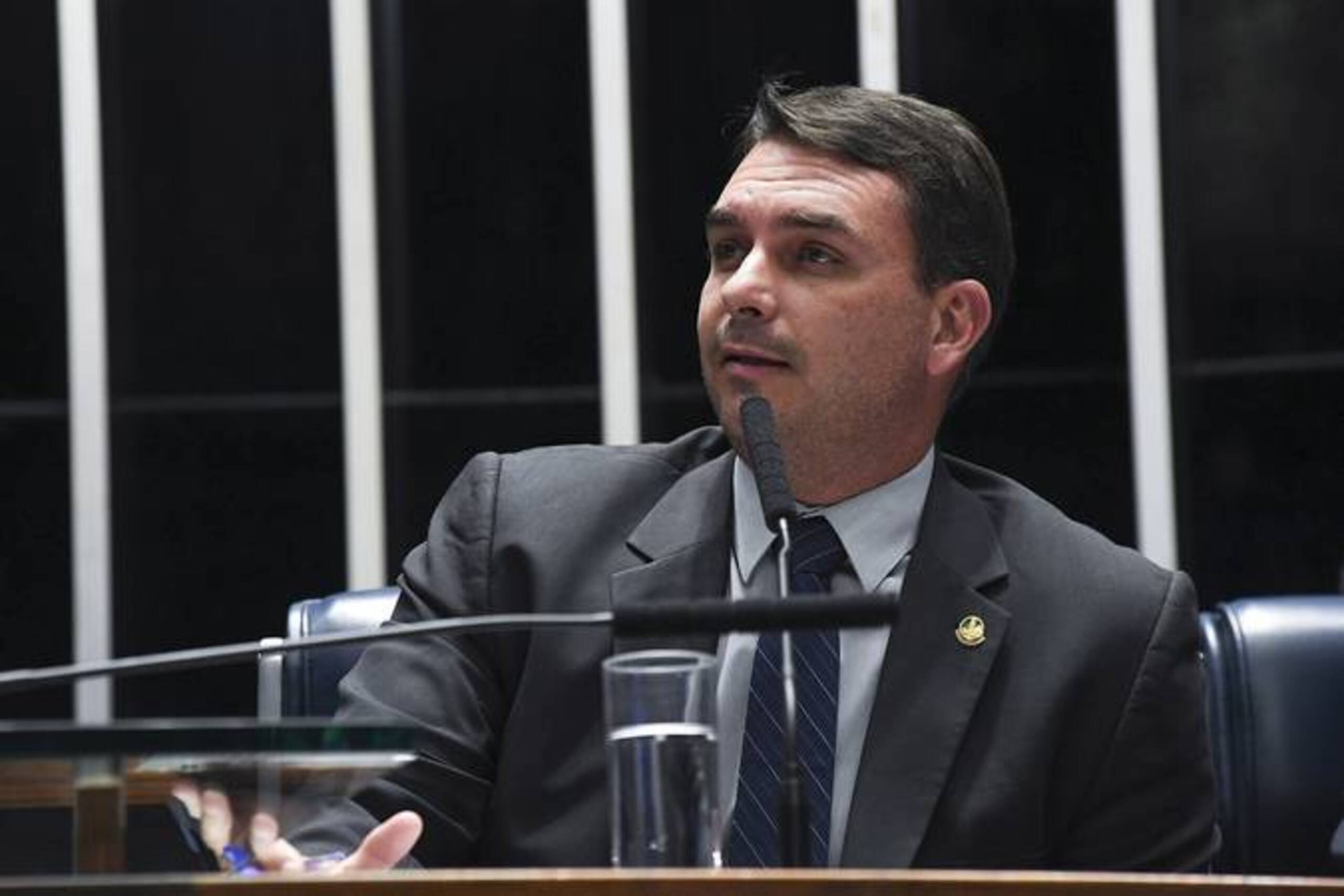 Flávio Bolsonaro admite que novas conversas com Vorcaro podem surgir, mas nega relação além do filme