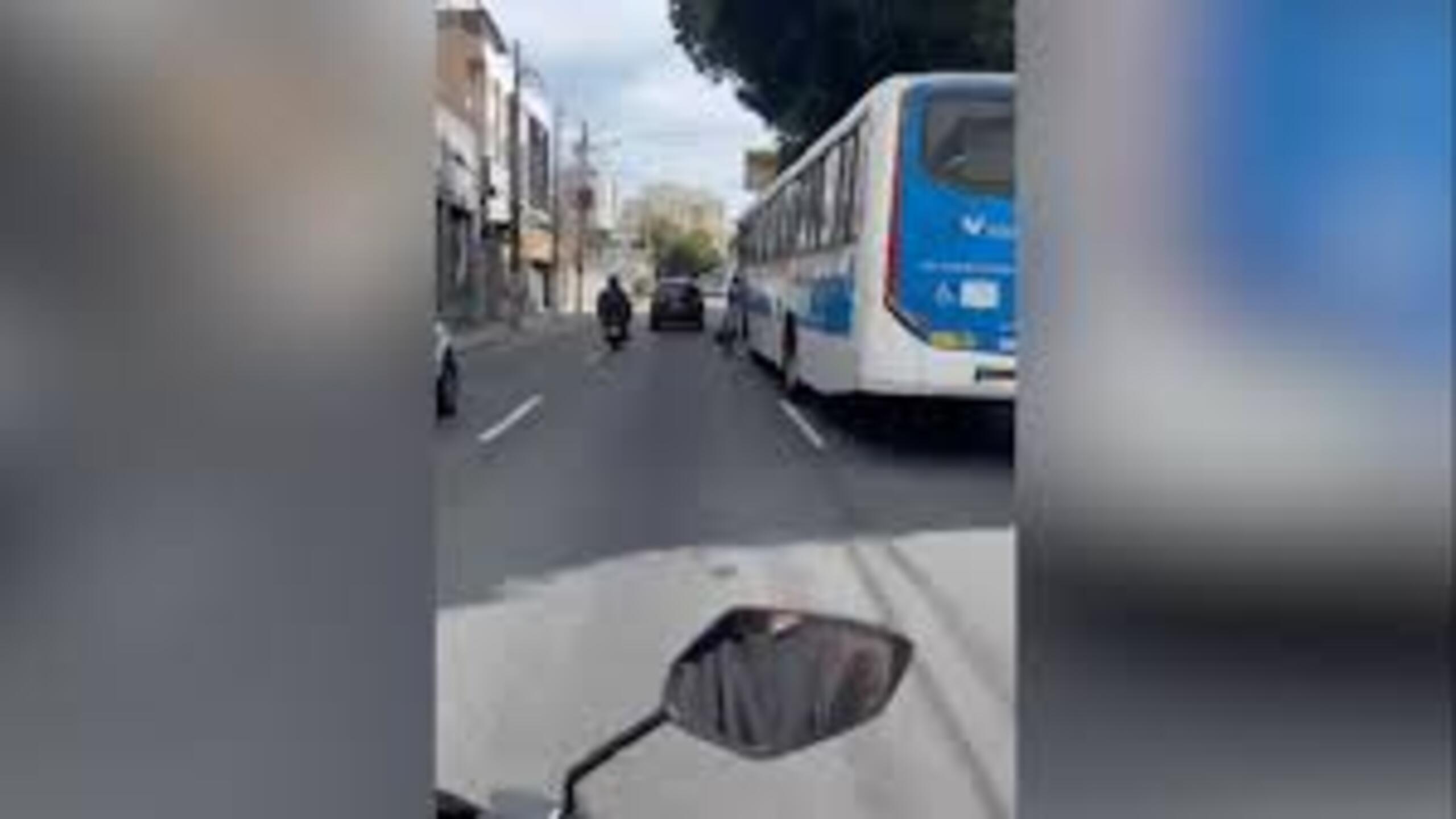 Vídeo: Homem é arrastado por ônibus no Rio e escapa de atropelamento
