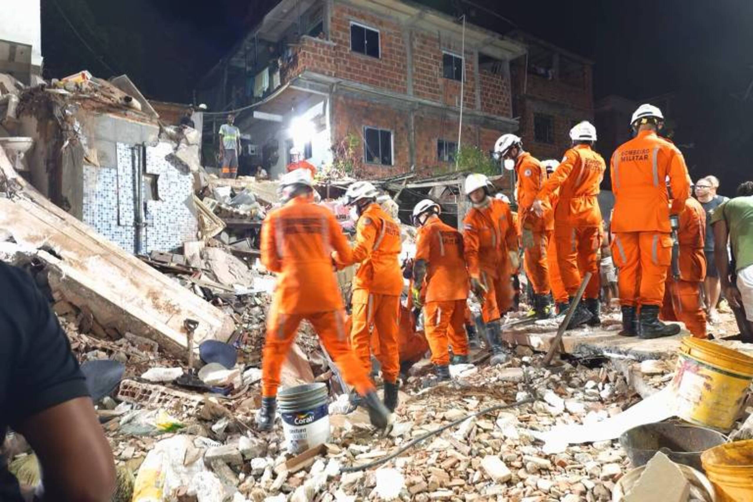 Prédio desaba em Salvador, deixa dois mortos e mobiliza buscas por desaparecido