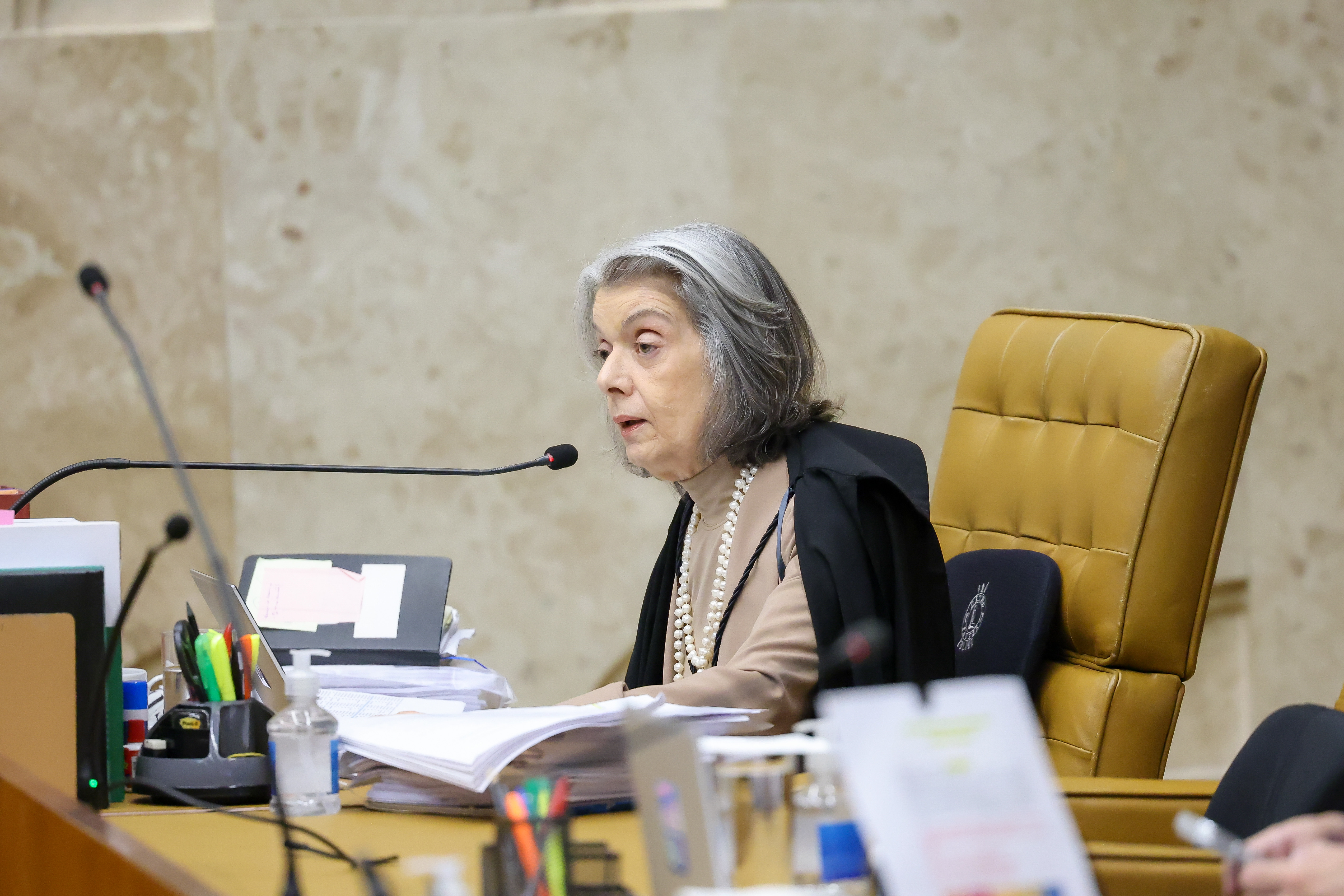 Cármen Lúcia vota a favor do Rio e contra nova divisão dos royalties do petróleo; pedido de vista suspende julgamento