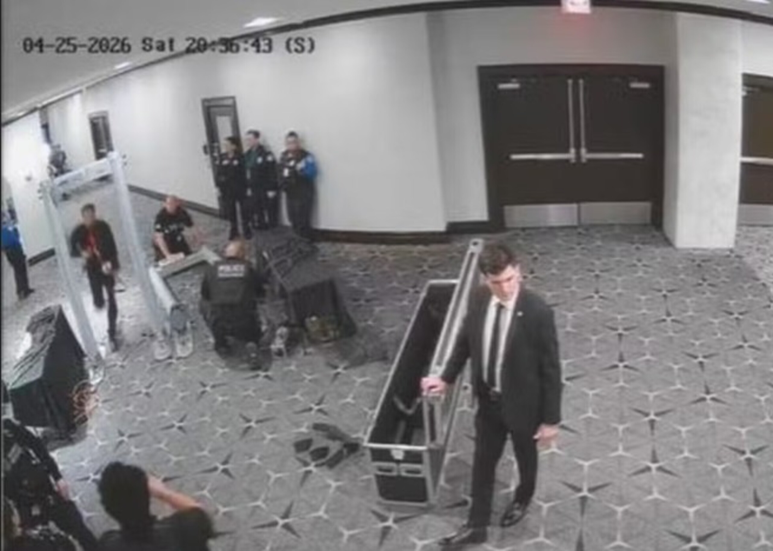 Novo vídeo mostra suspeito armado segundos antes de tiroteio em jantar com Trump; confira