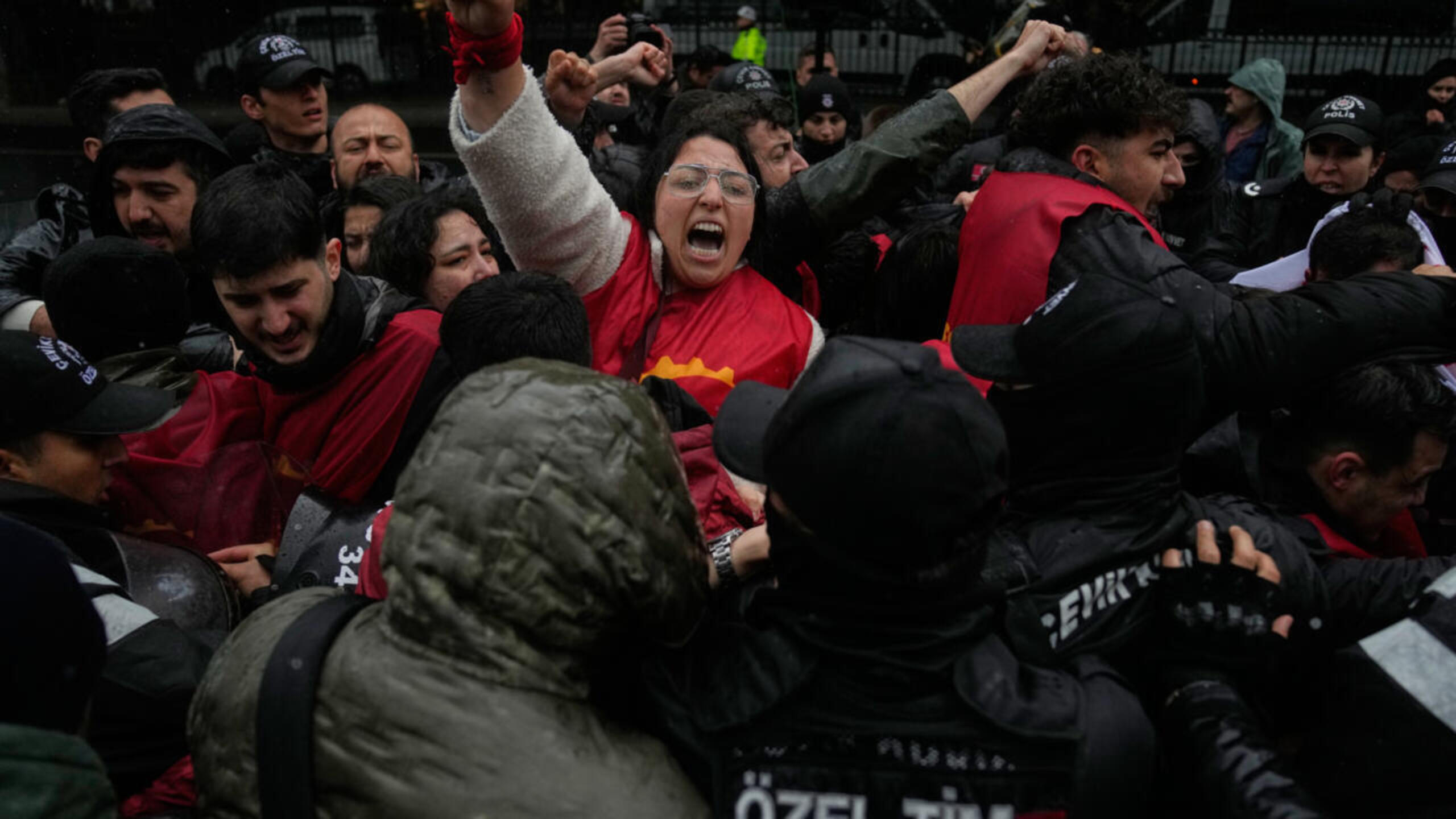 Vídeos: Repressão marca atos do 1º de Maio na Turquia; cerca de 400 são presos