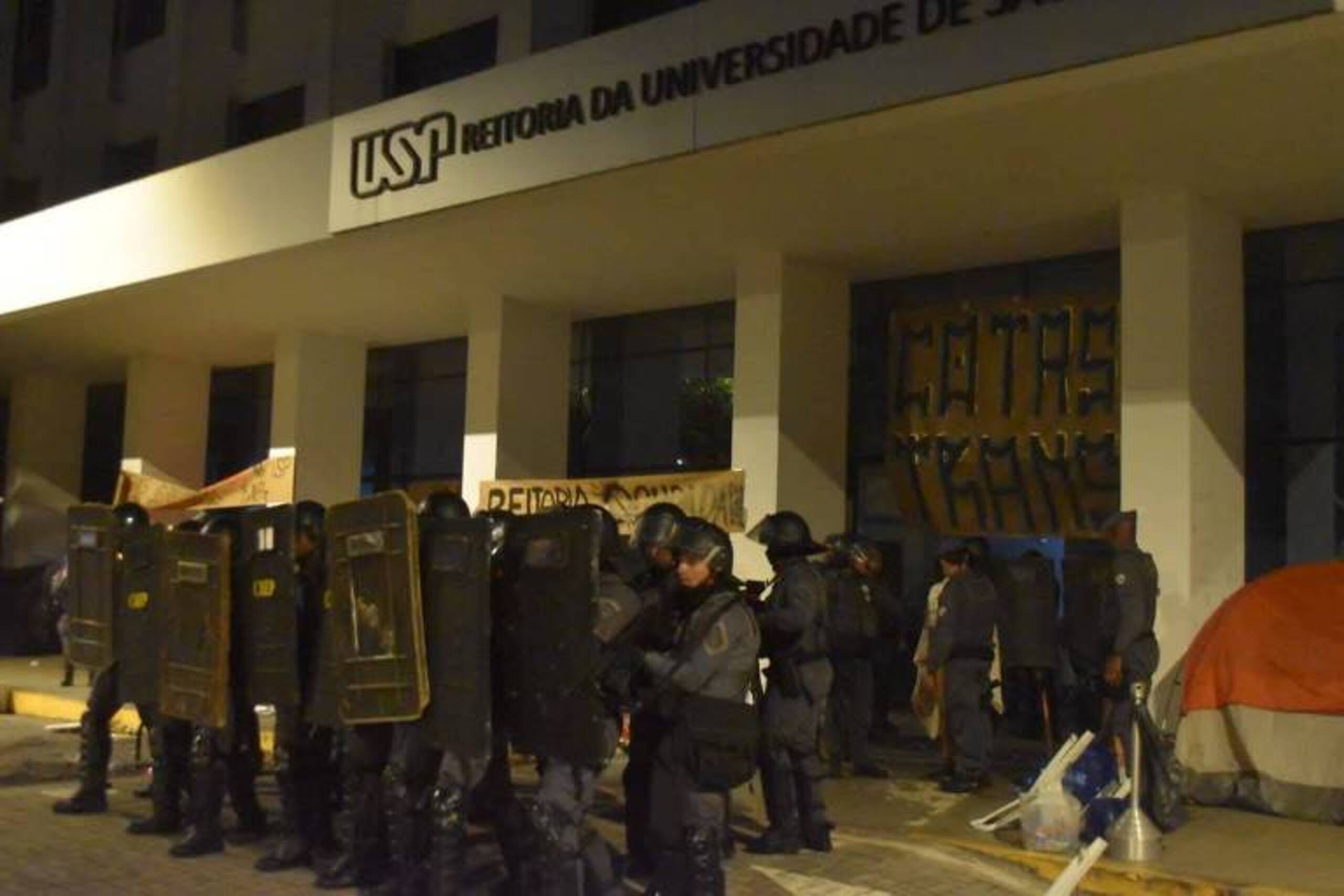 PM desocupa reitoria da USP com bombas e detém estudante