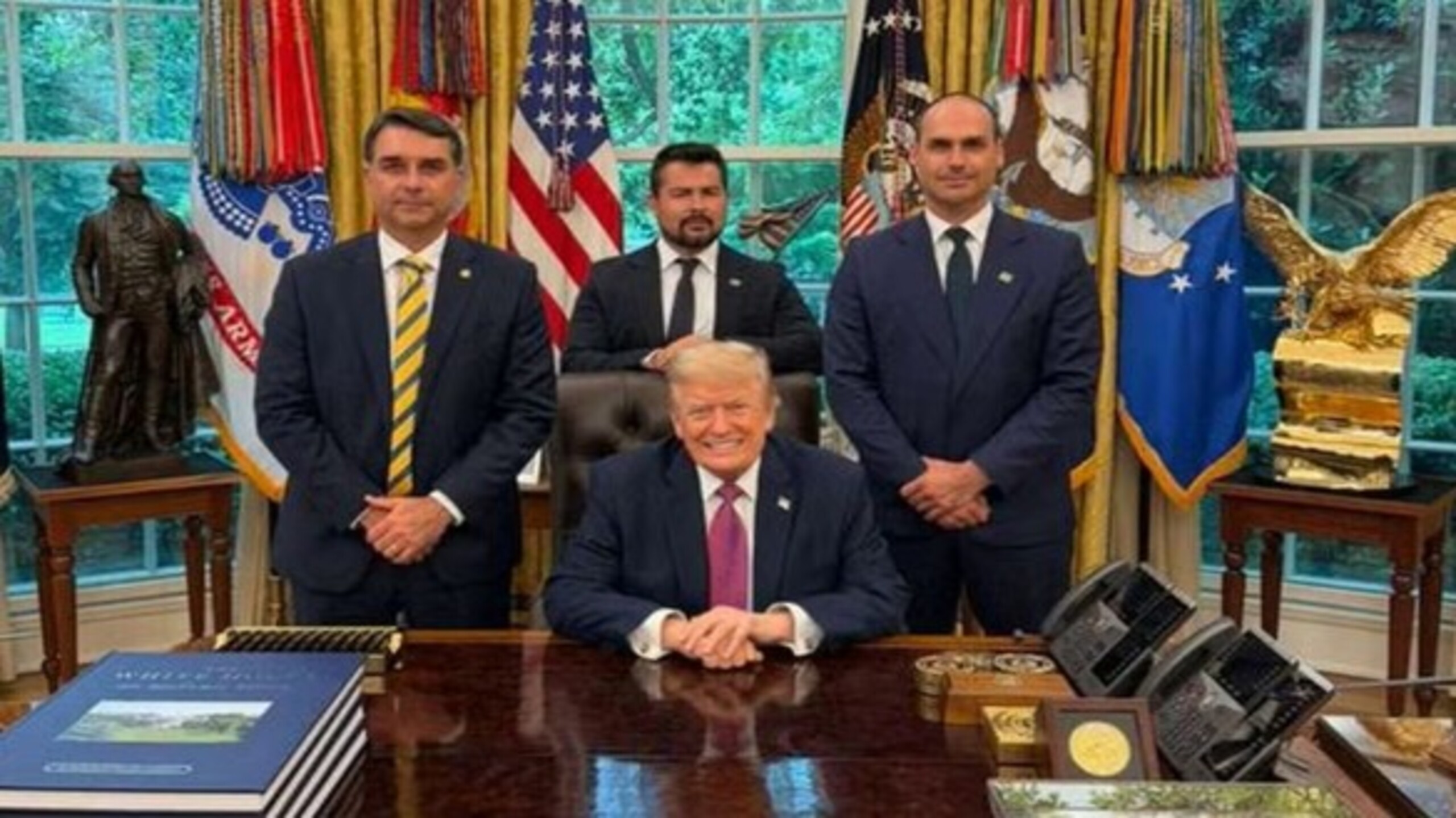 Flávio Bolsonaro se reúne com Trump na Casa Branca em meio a crise e tenta impulsionar pré-campanha presidencial