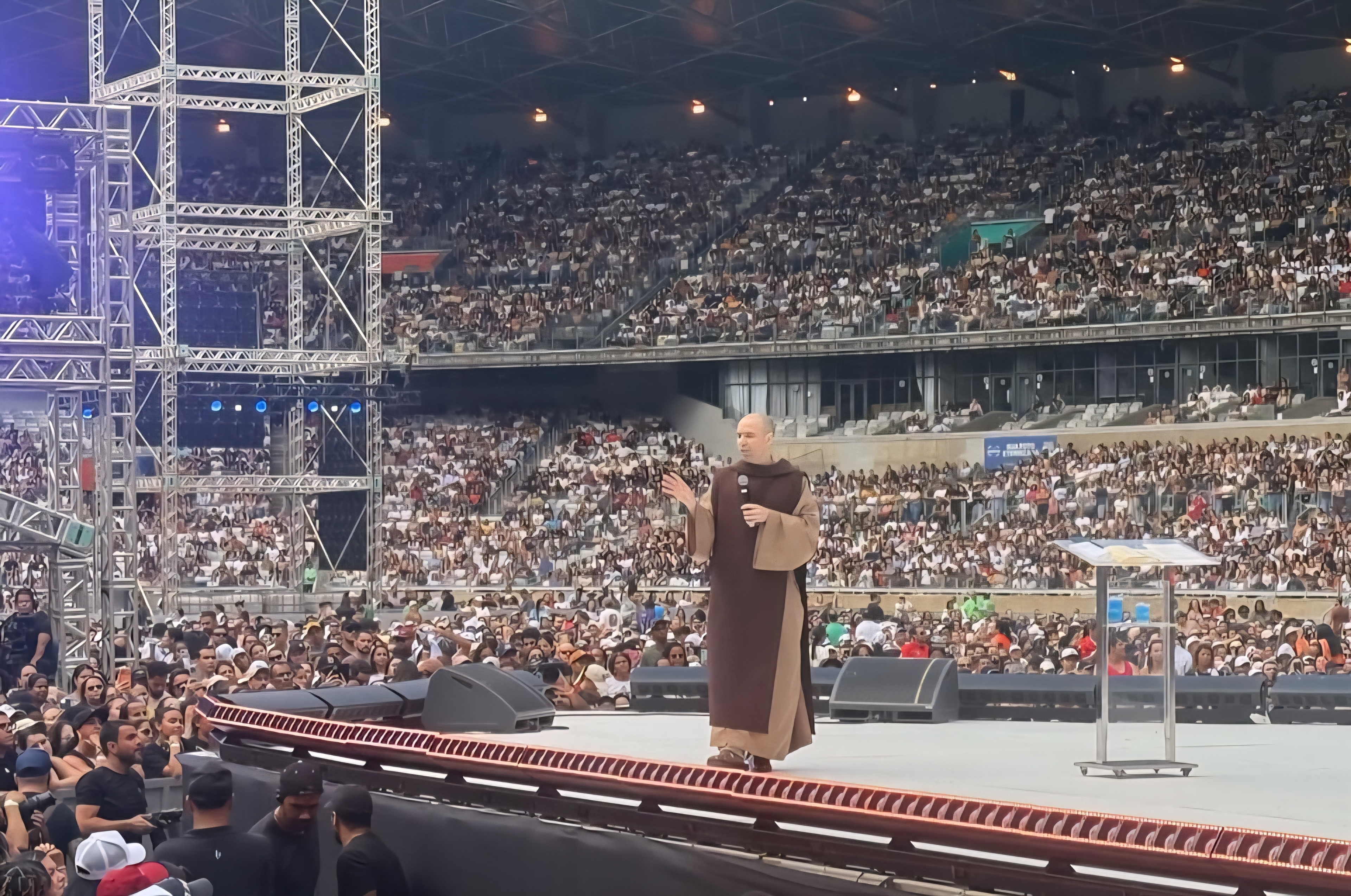 Vídeo: Frei Gilson reúne multidão no Mineirão em festival católico de Belo Horizonte