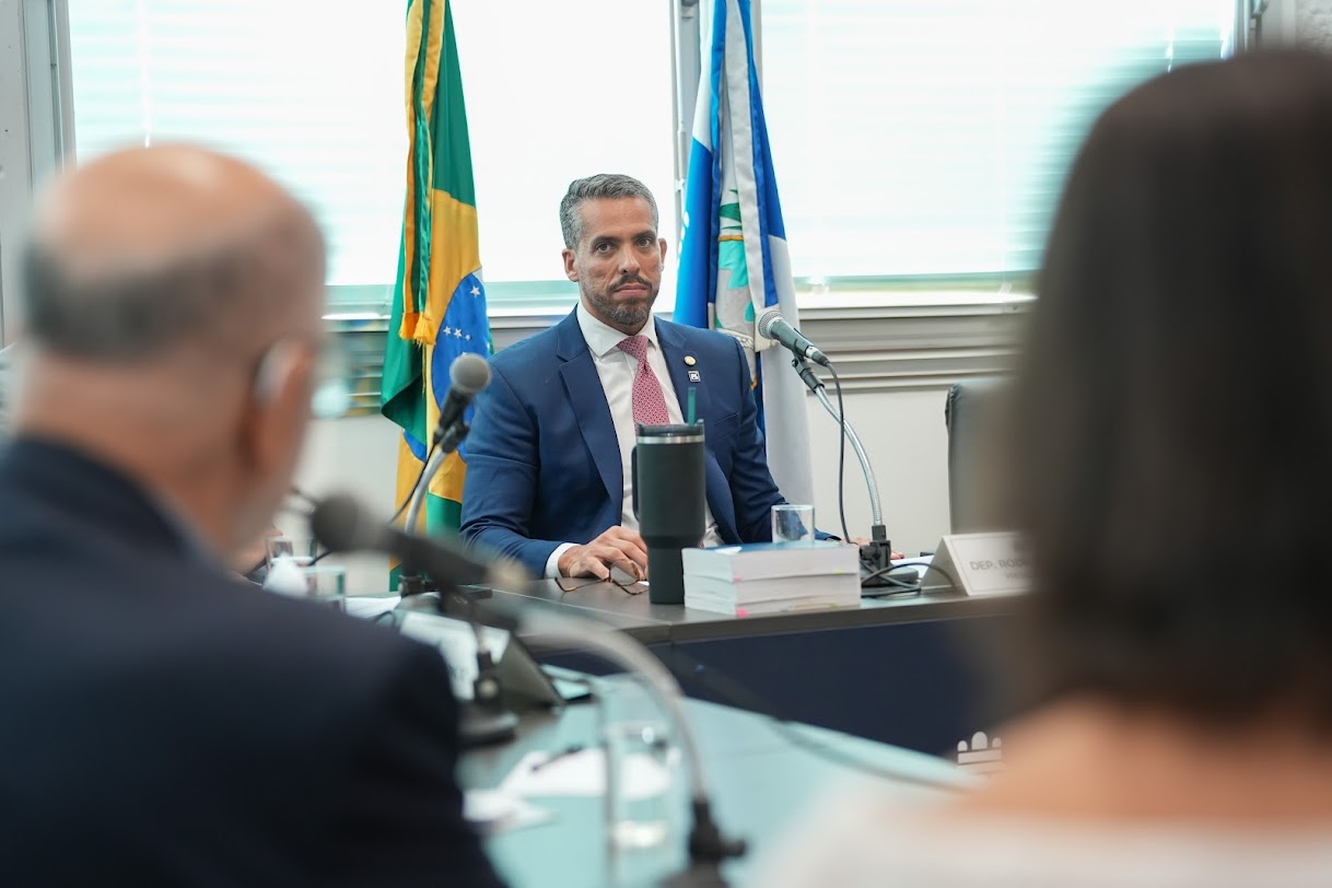 Projeto contra humorista Fábio Porchat gera impasse e sai de pauta na CCJ da Alerj