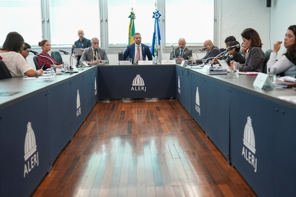 Royalties e livro sobre dívida pública fazem deputados acenderem o cachimbo da paz na Alerj