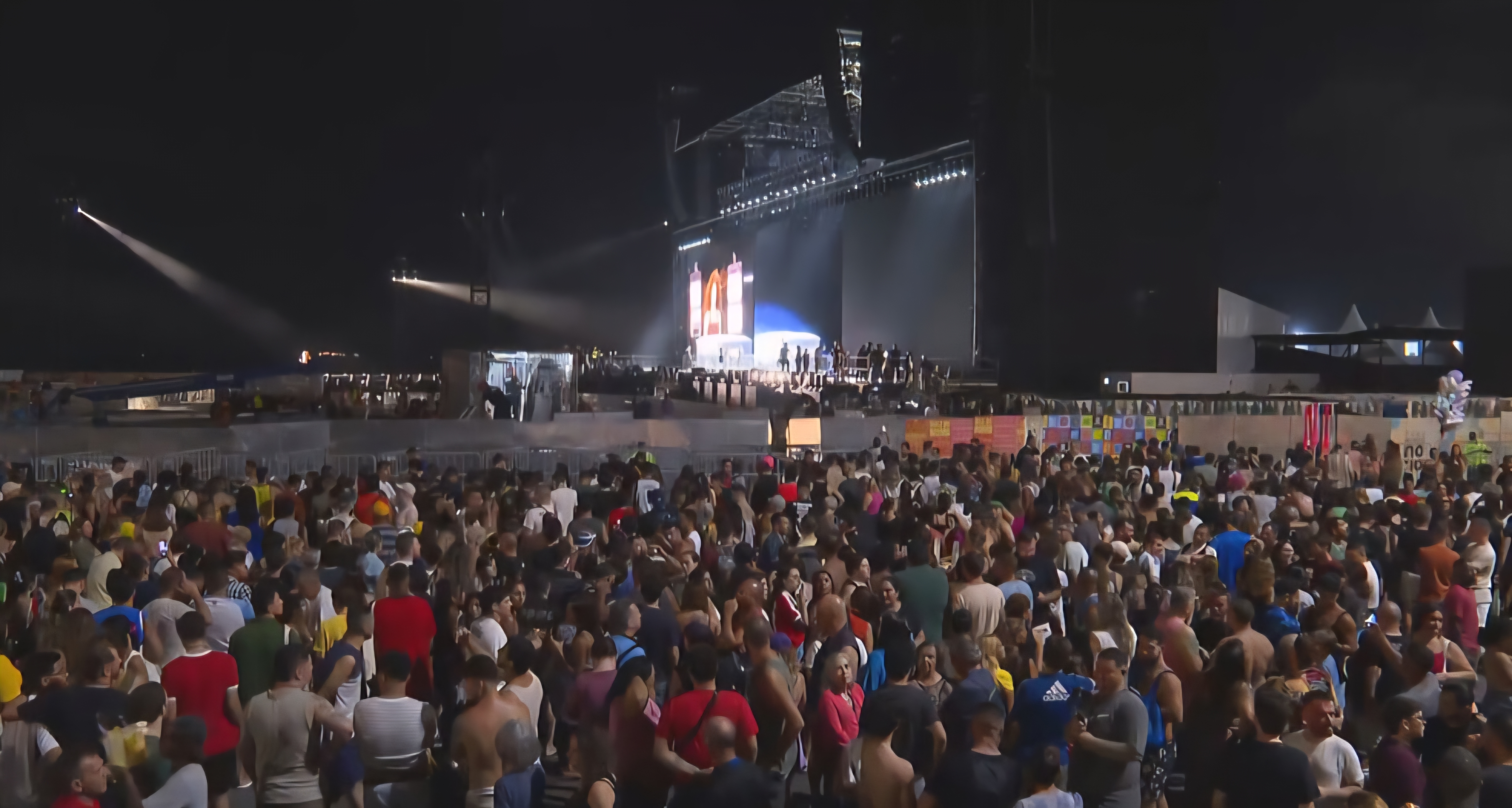 Shakira faz ensaio em Copacabana e reúne multidão antes de show no sábado (2): ‘Isso tudo é pra mim ?’