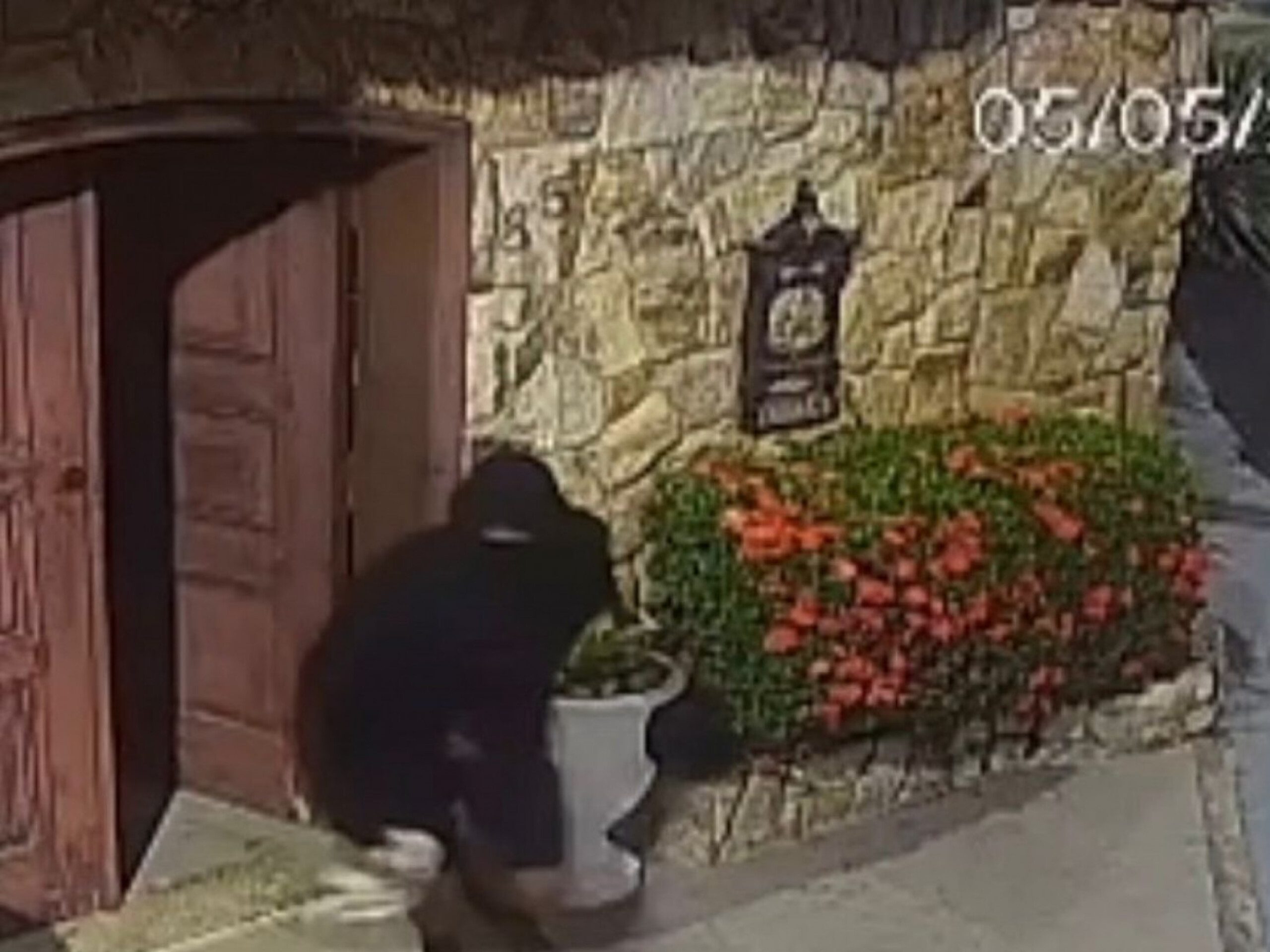 Idoso é baleado após criminosos invadirem casa na Ilha; vídeo