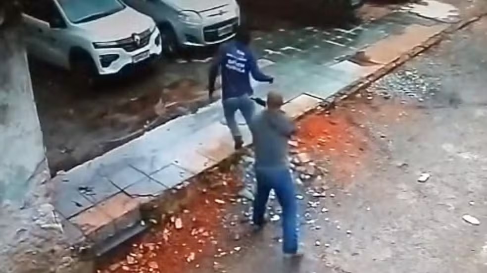 Policiais civis invadem depósito para retirar viatura guinchada no show de Shakira; vídeo