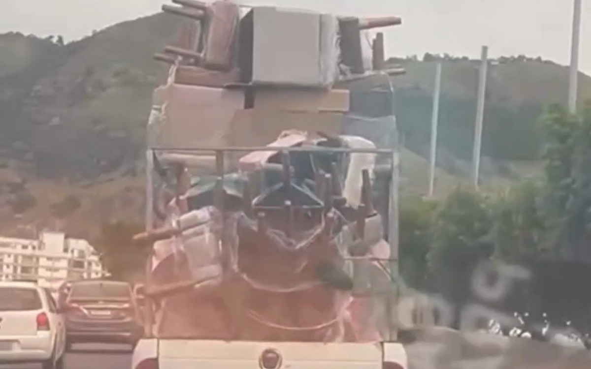 Motorista transporta cadeiras empilhadas em caminhonete na Linha Amarela