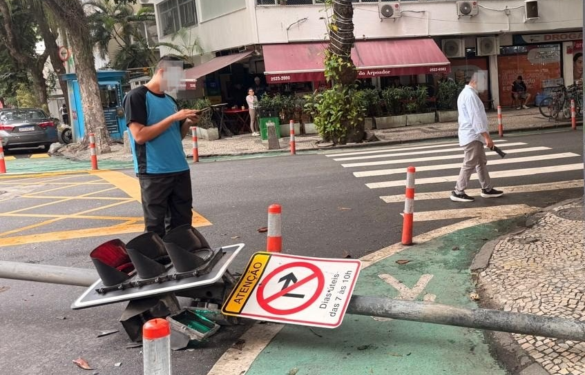 Queda de semáforo deixa uma pessoa ferida em Copacabana