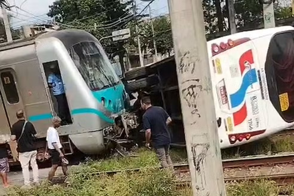 Ônibus colide com trem em Costa Barros