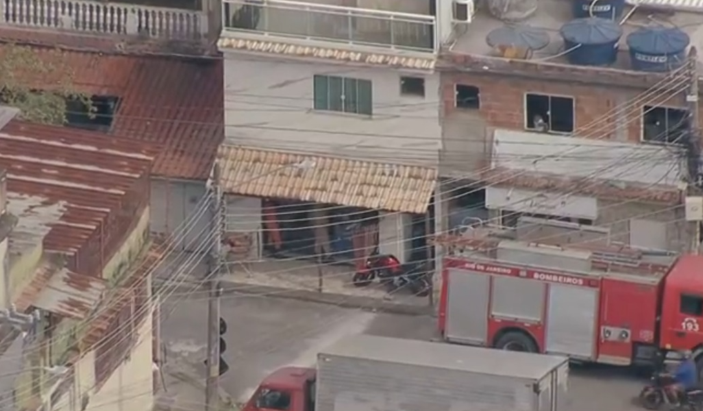 Homem mantém mulher refém na Pavuna