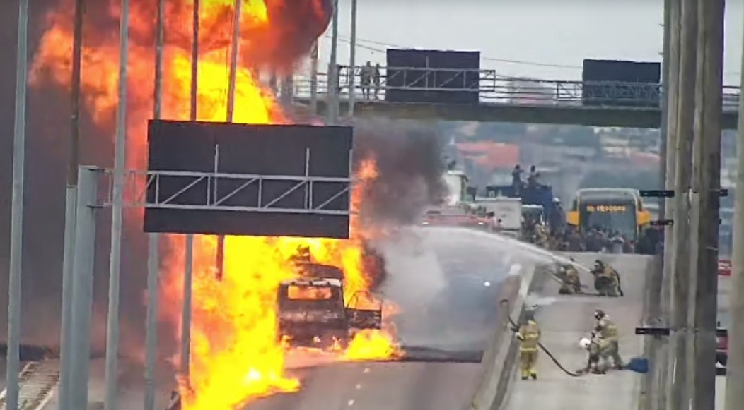Caminhão de combustível pega fogo na Avenida Brasil; vídeo