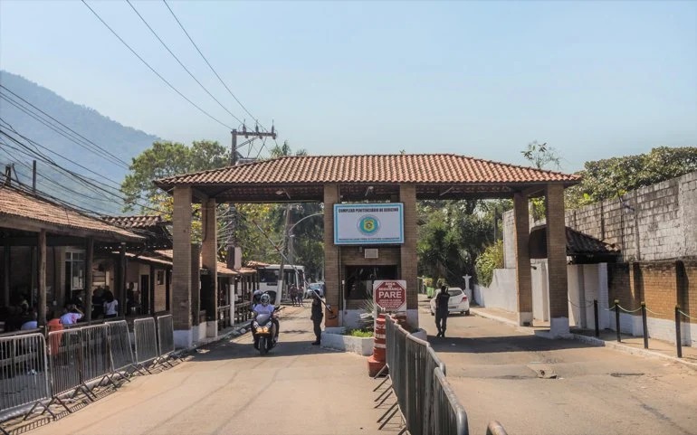 Policial penal foge de revista no presídio de Bangu e é procurado