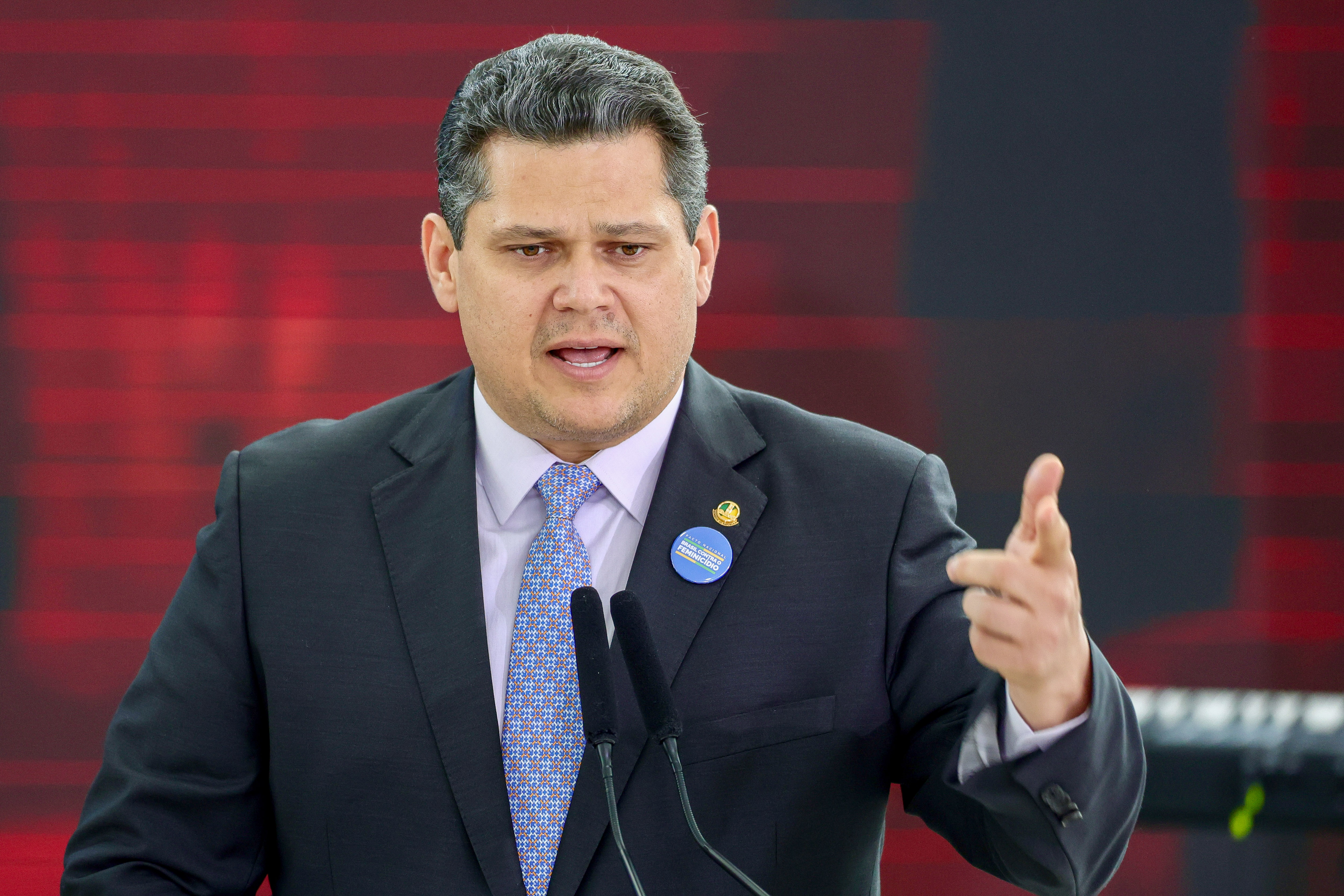 Alcolumbre articula com oposição mirando 2027 no Senado