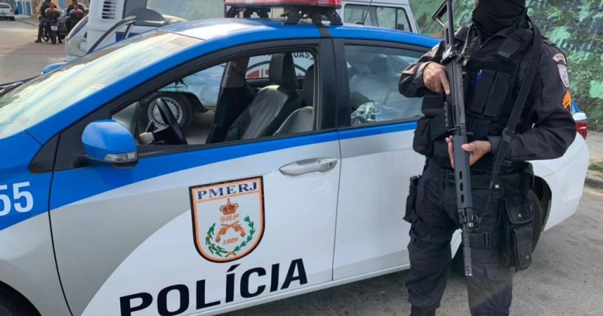 PM faz operação no Morro do Juramento para combater roubos e retirar barricadas