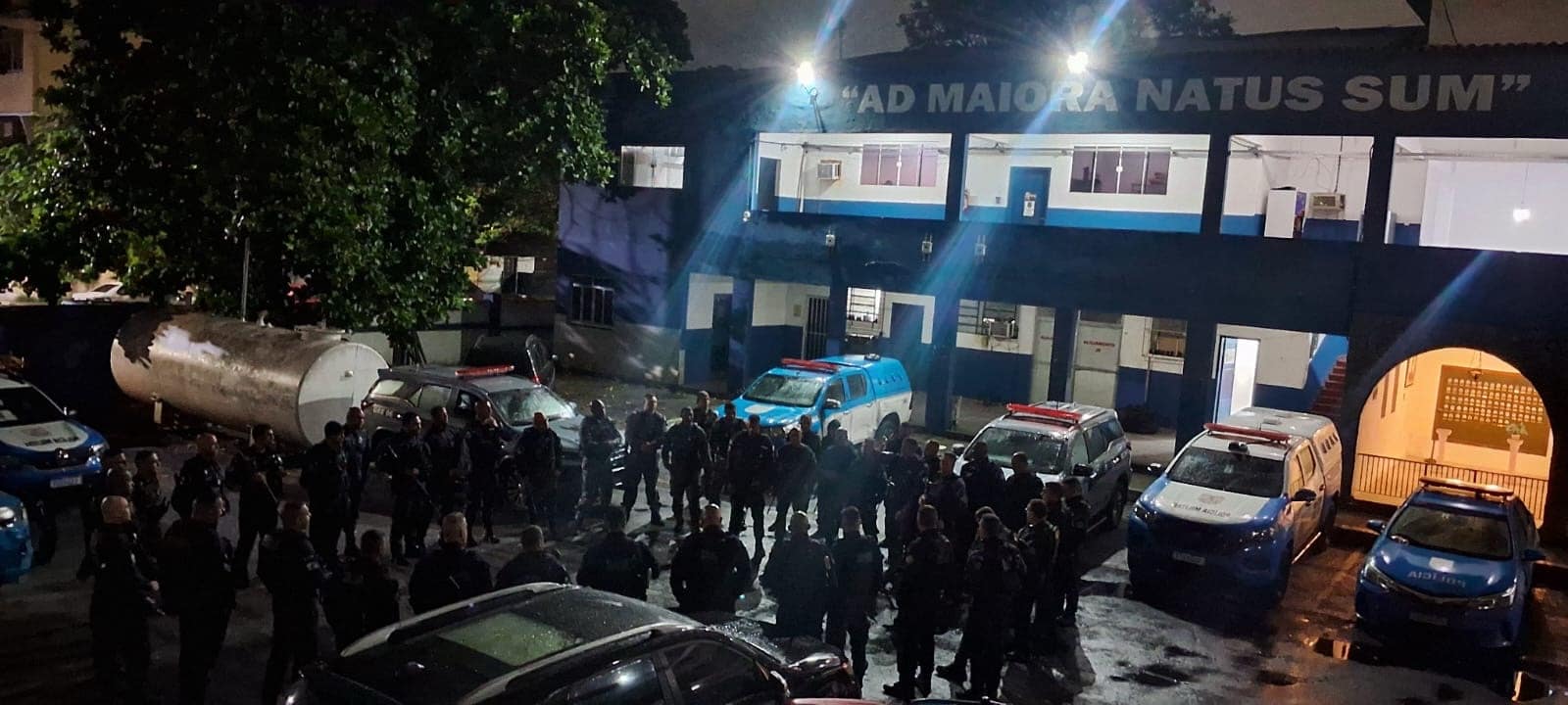 PM faz operação contra roubos e barricadas em comunidades da Zona Norte