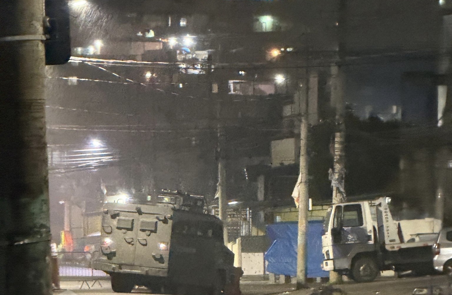 Tiroteio e barricadas em chamas assustam moradores no Complexo da Pedreira