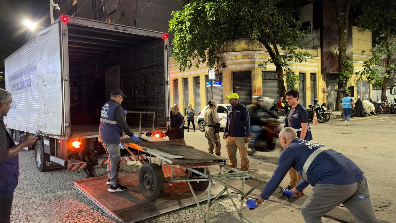 Operação em Ipanema remove tonelada de entulho e multa comércio por ocupar calçada