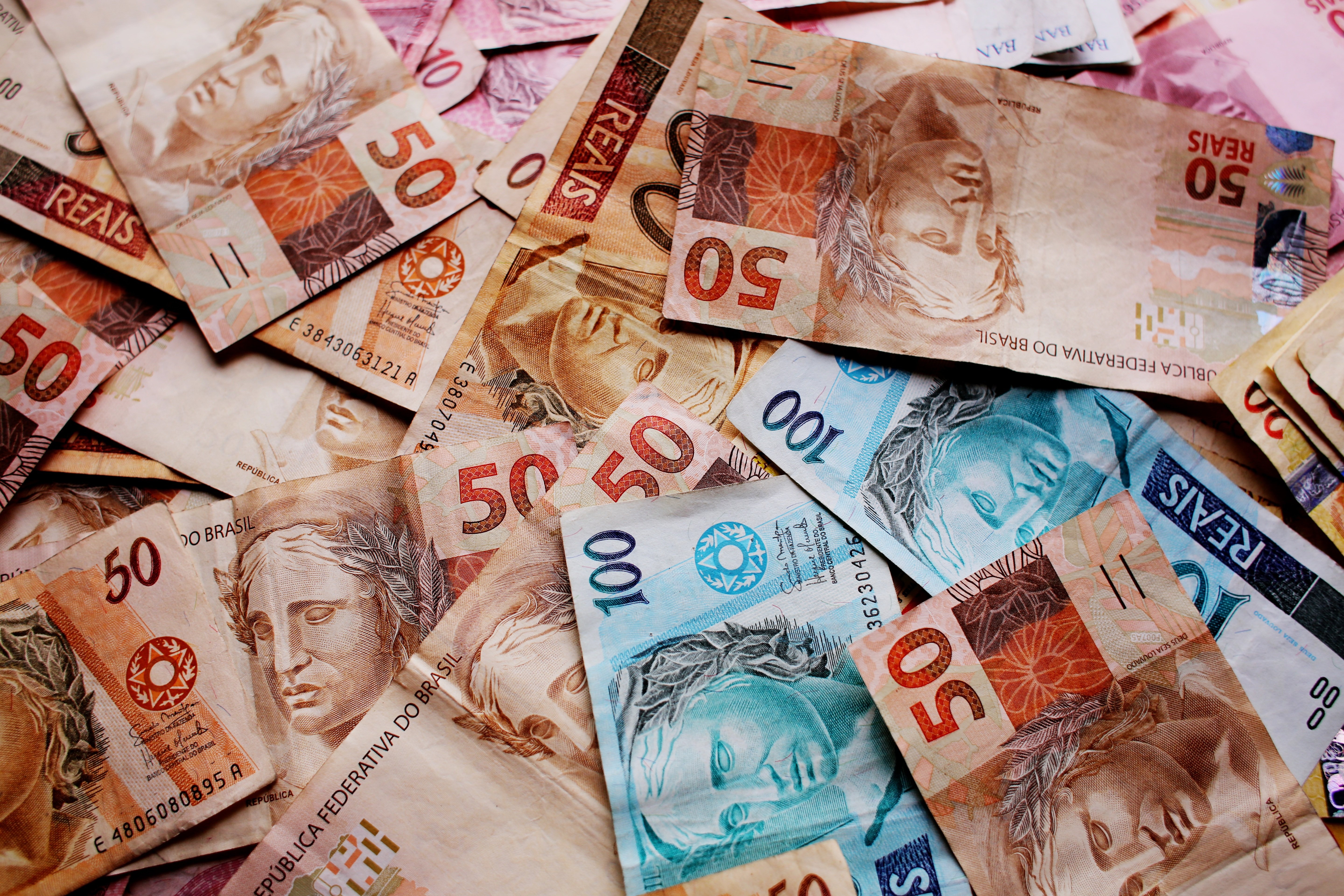 Juros altos e spreads elevam endividamento das famílias