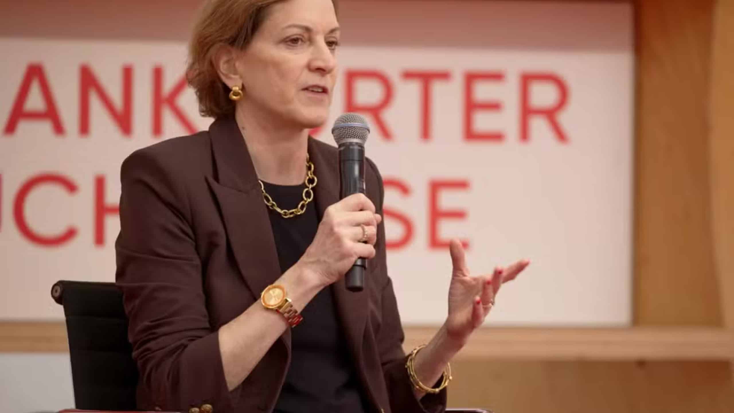 Historiadora americana diz que Casa Branca pode tentar influenciar eleições no Brasil em 2026